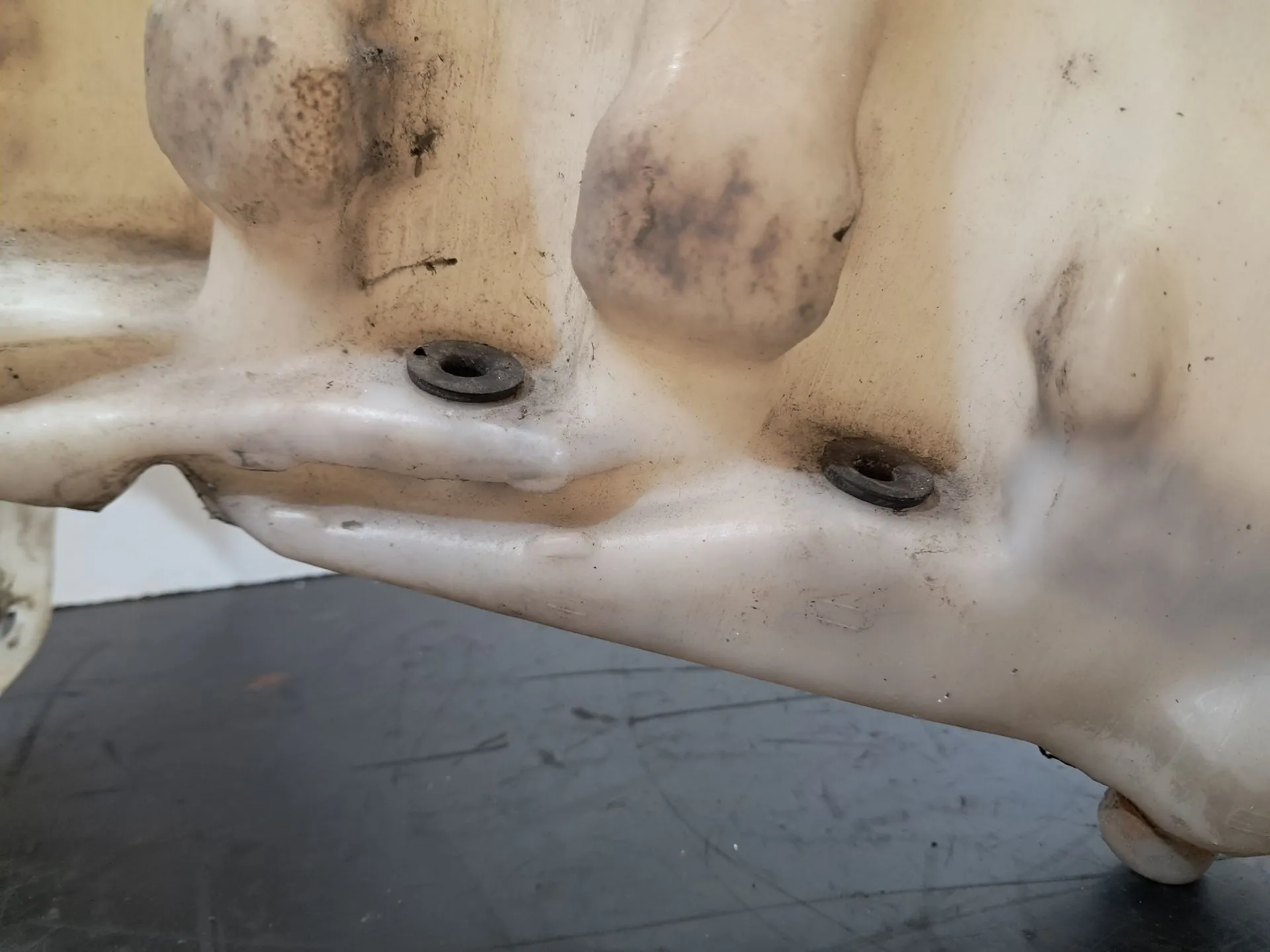 Windshield washer tank MERCEDES-BENZ Vito Combi (638) Imagem-1