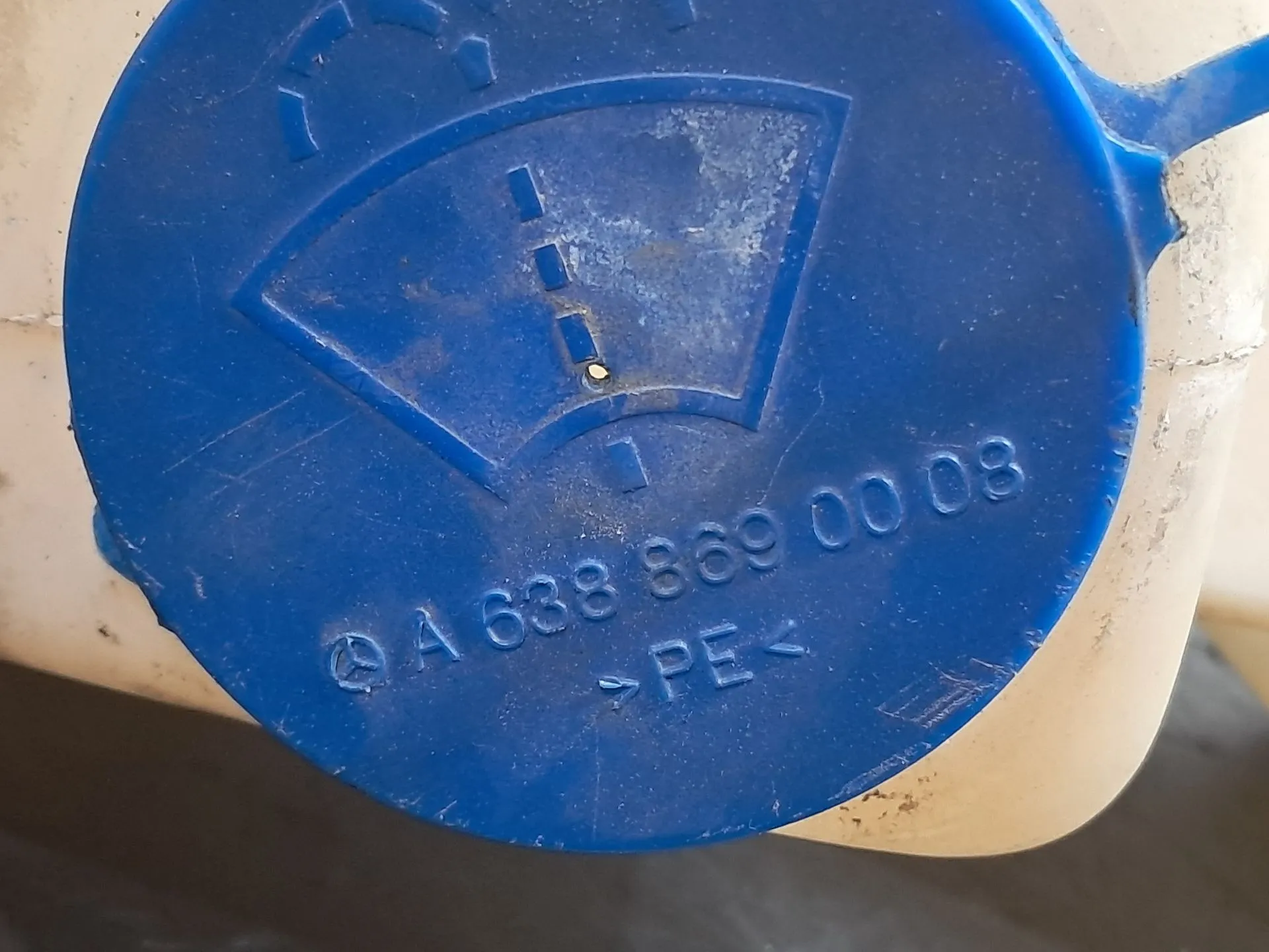 Windshield washer tank MERCEDES-BENZ Vito Combi (638) Imagem-4