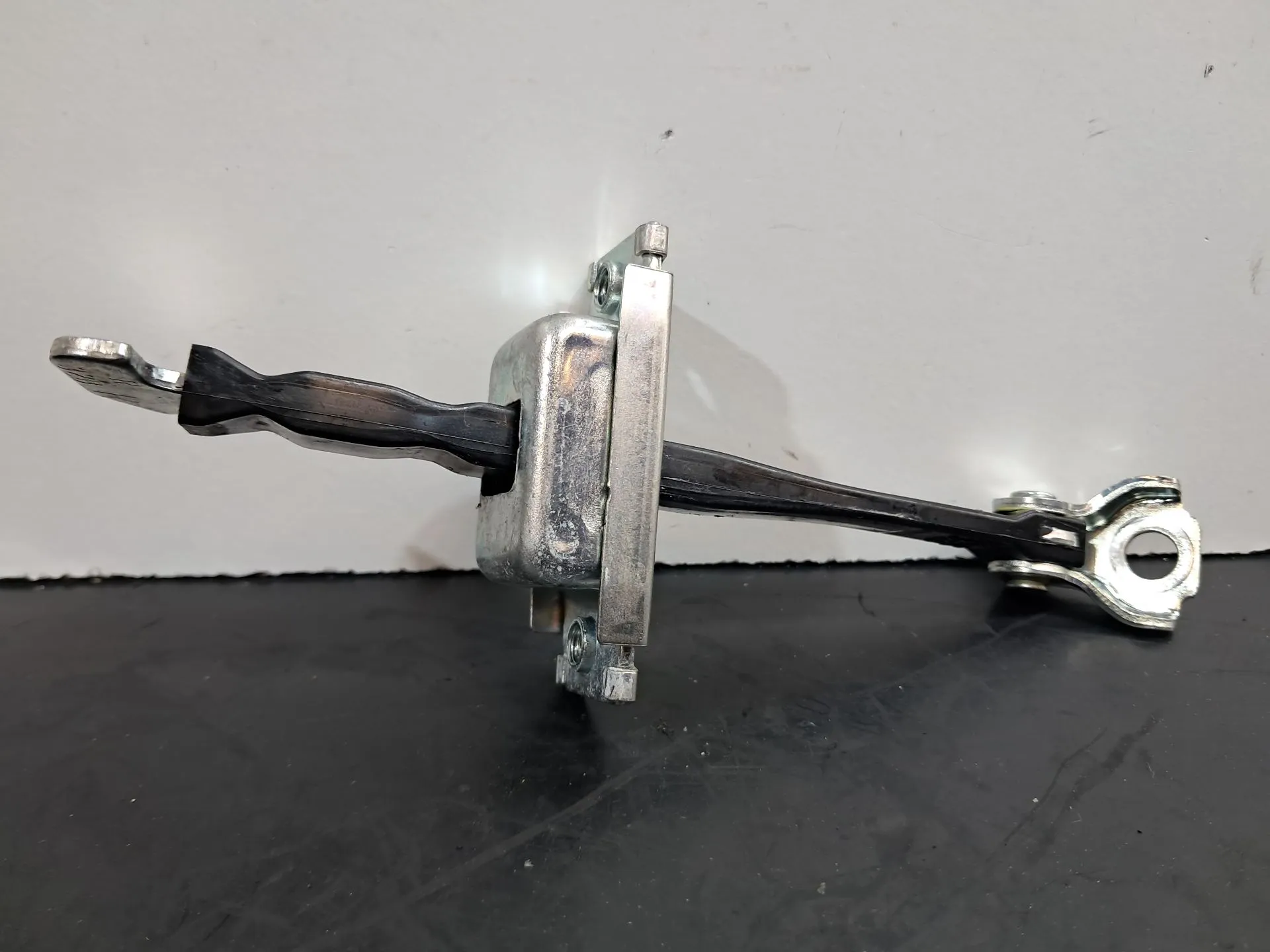 Limitador de puerta trasero derecho TOYOTA RAV4 V (_A5_, _H5_) Imagem-1