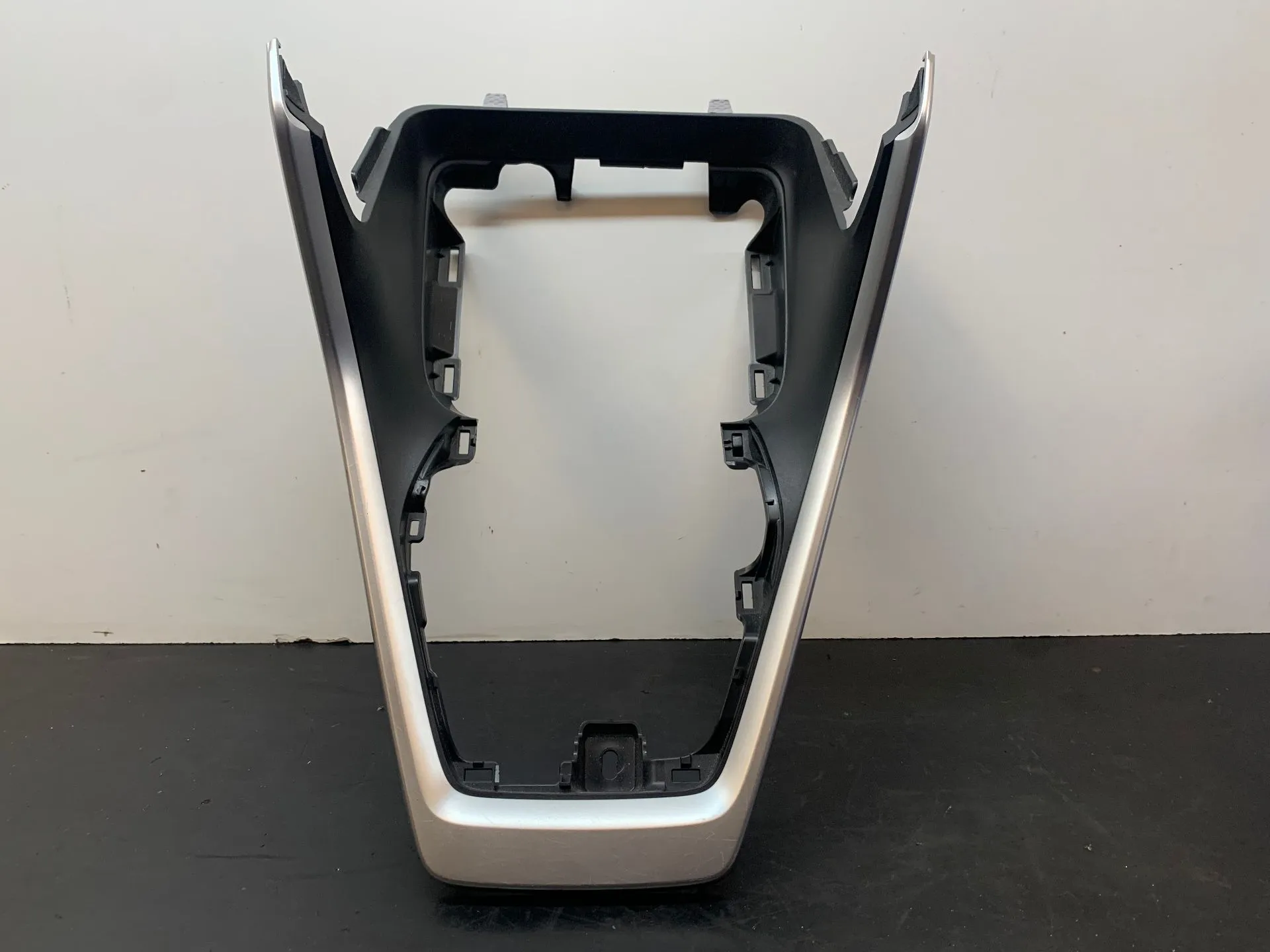 Panneau revêtement console centrale / radio TOYOTA RAV4 V (_A5_, _H5_)