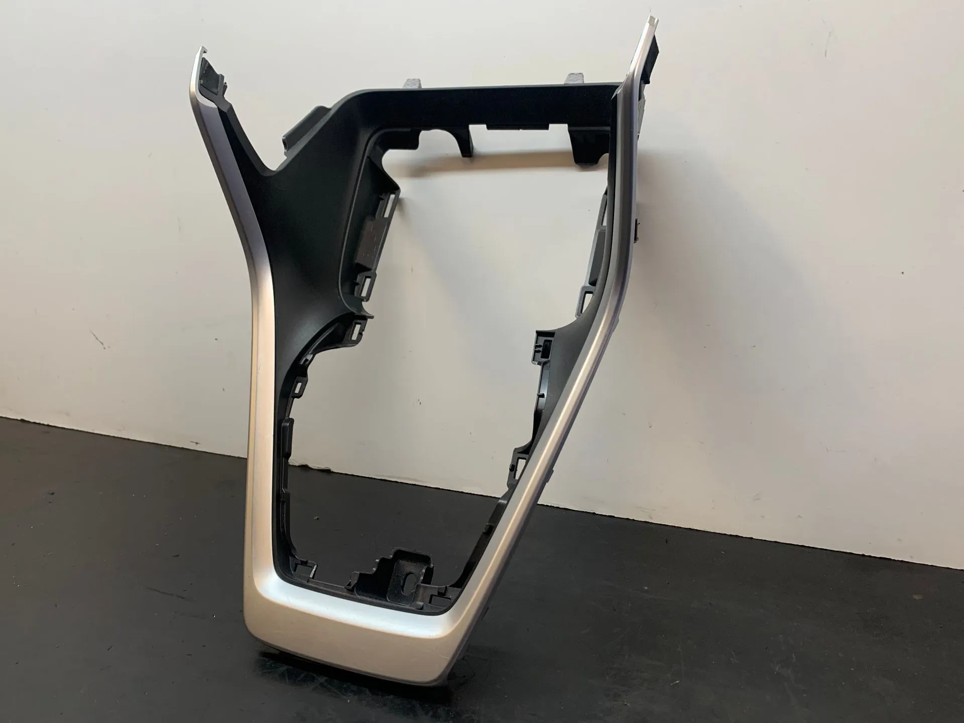 Panneau revêtement console centrale / radio TOYOTA RAV4 V (_A5_, _H5_) Imagem-1