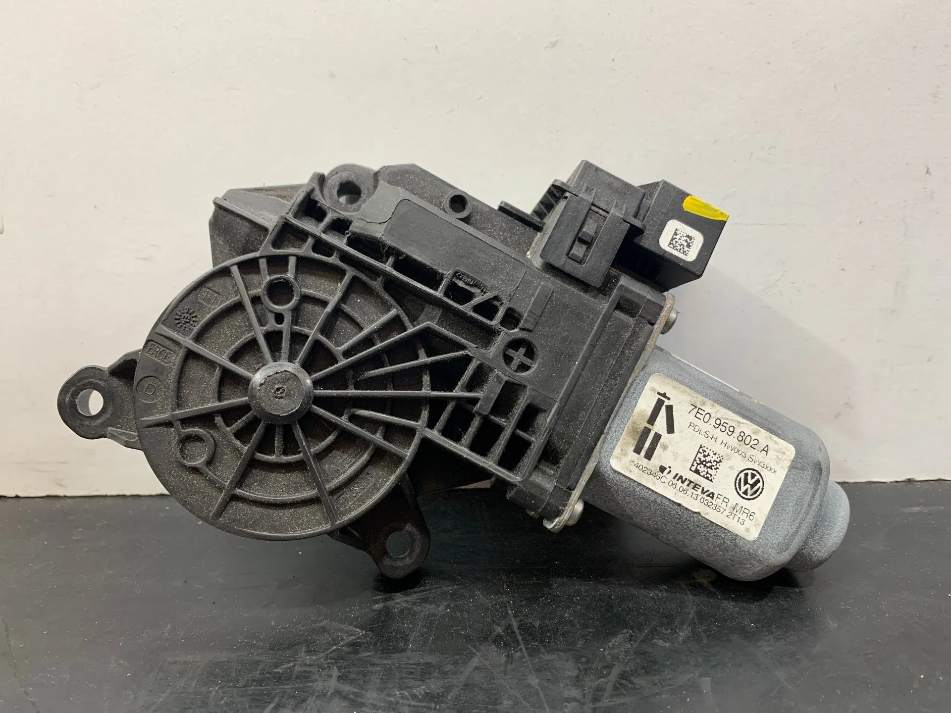 Right front window regulator VOLKSWAGEN Transporter V (7HA, 7HH, 7EA, 7EH)