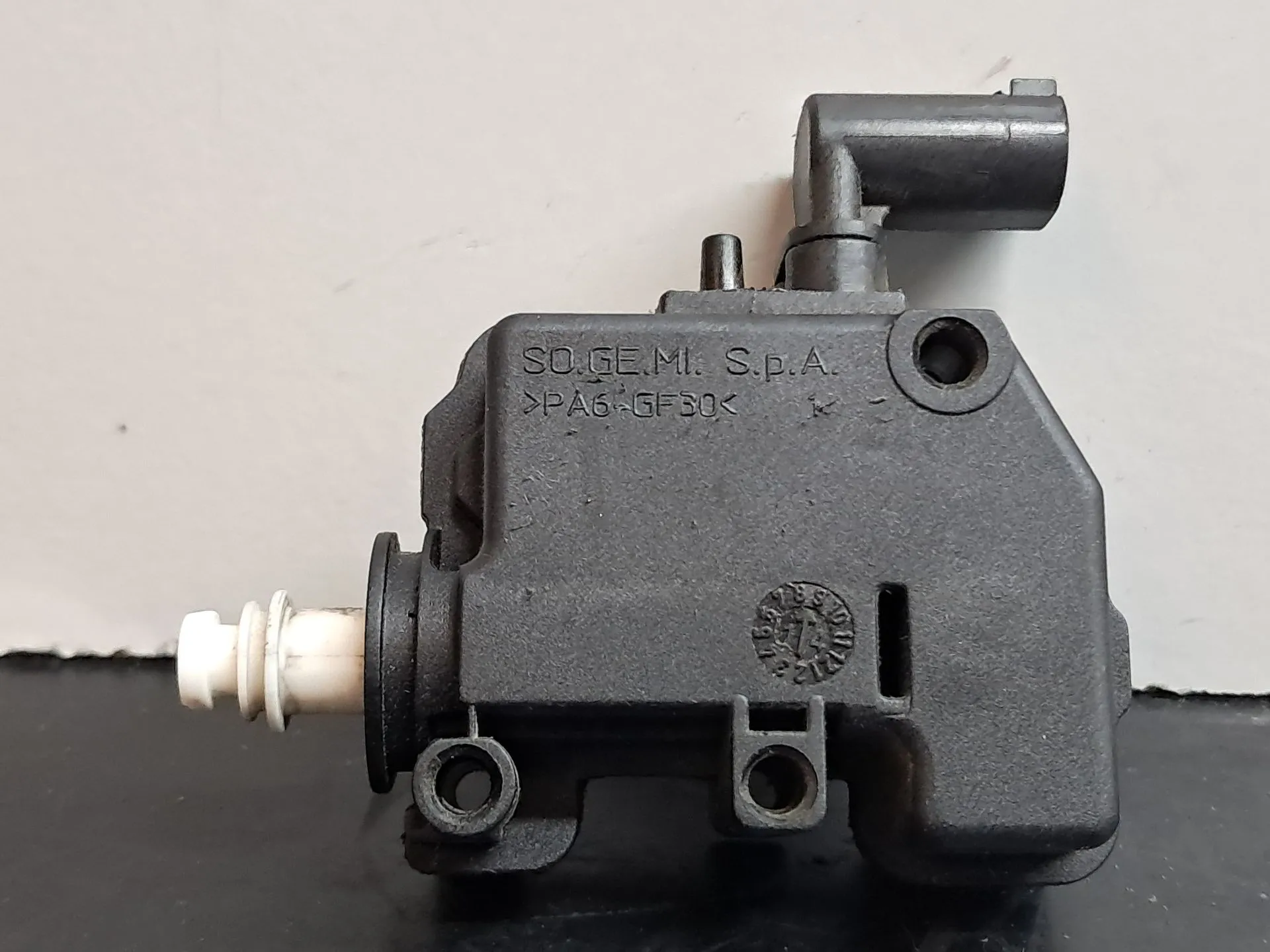 Actuador de cierre del tanque de combustible BMW 1 (F20) Imagem-2
