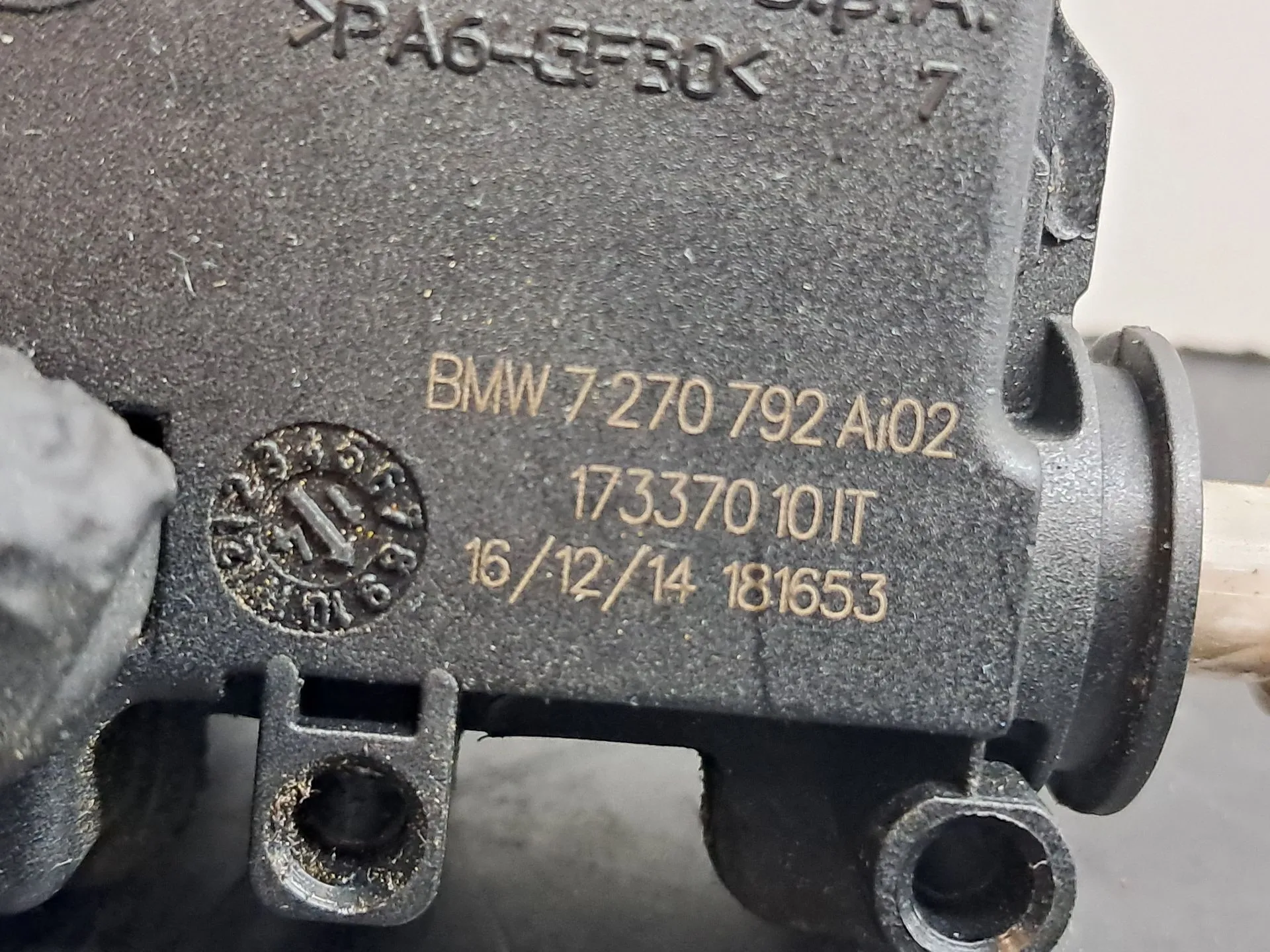 Actuador de cierre del tanque de combustible BMW 1 (F20) Imagem-1