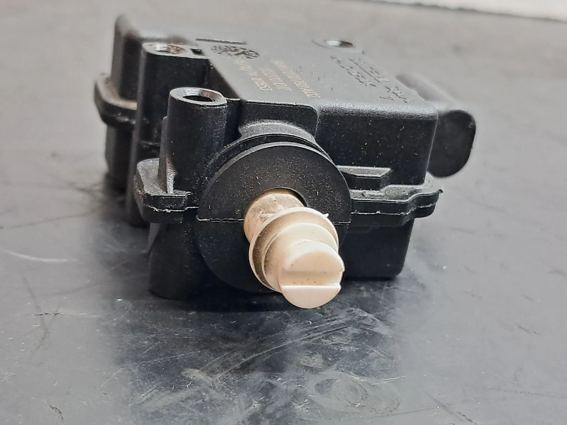 Actuador de cierre del tanque de combustible BMW 1 (F20) Imagem-3