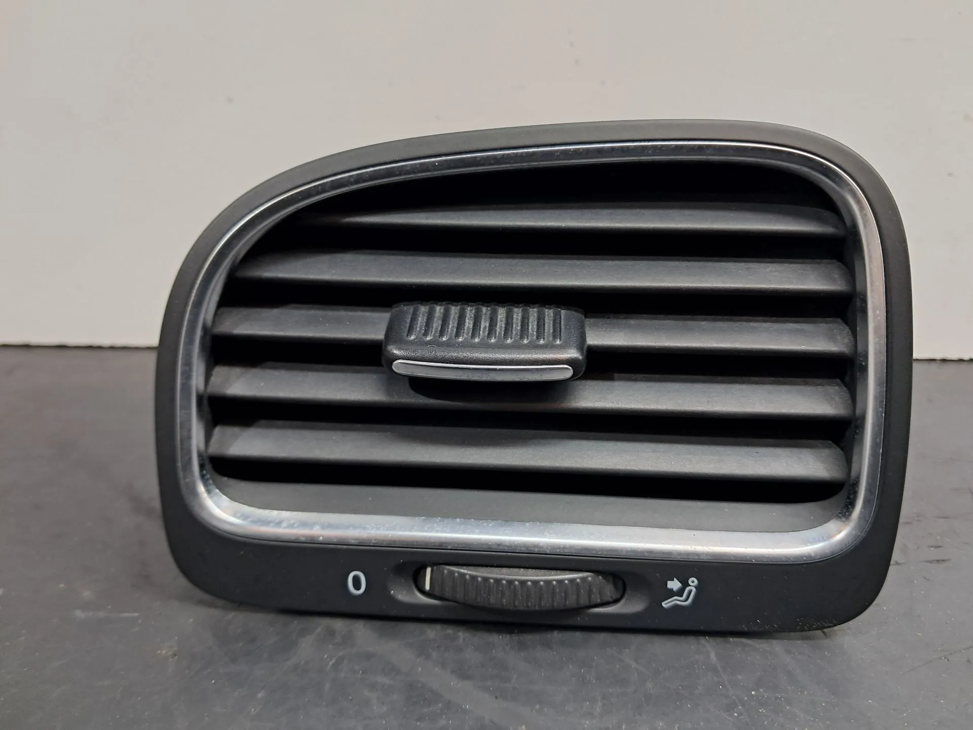 Diffuser / air vent VOLKSWAGEN Golf VI (5K1) Imagem-1