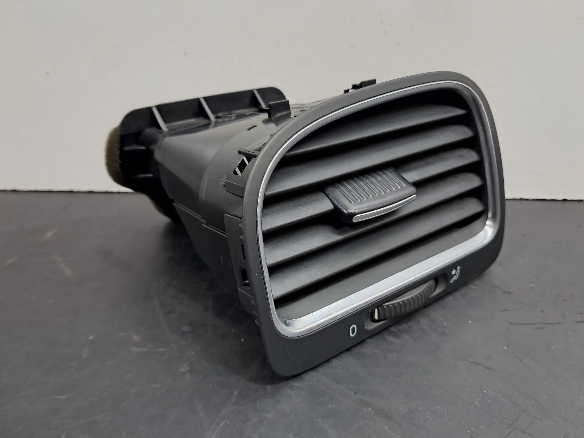 Diffuseur / sortie d’air VOLKSWAGEN Golf VI (5K1)