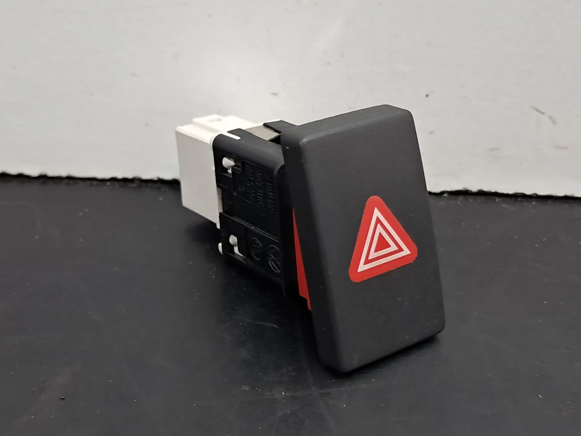 Bouton de Warning/ interrupteur 4 feux de détresse VOLKSWAGEN Golf VI (5K1)