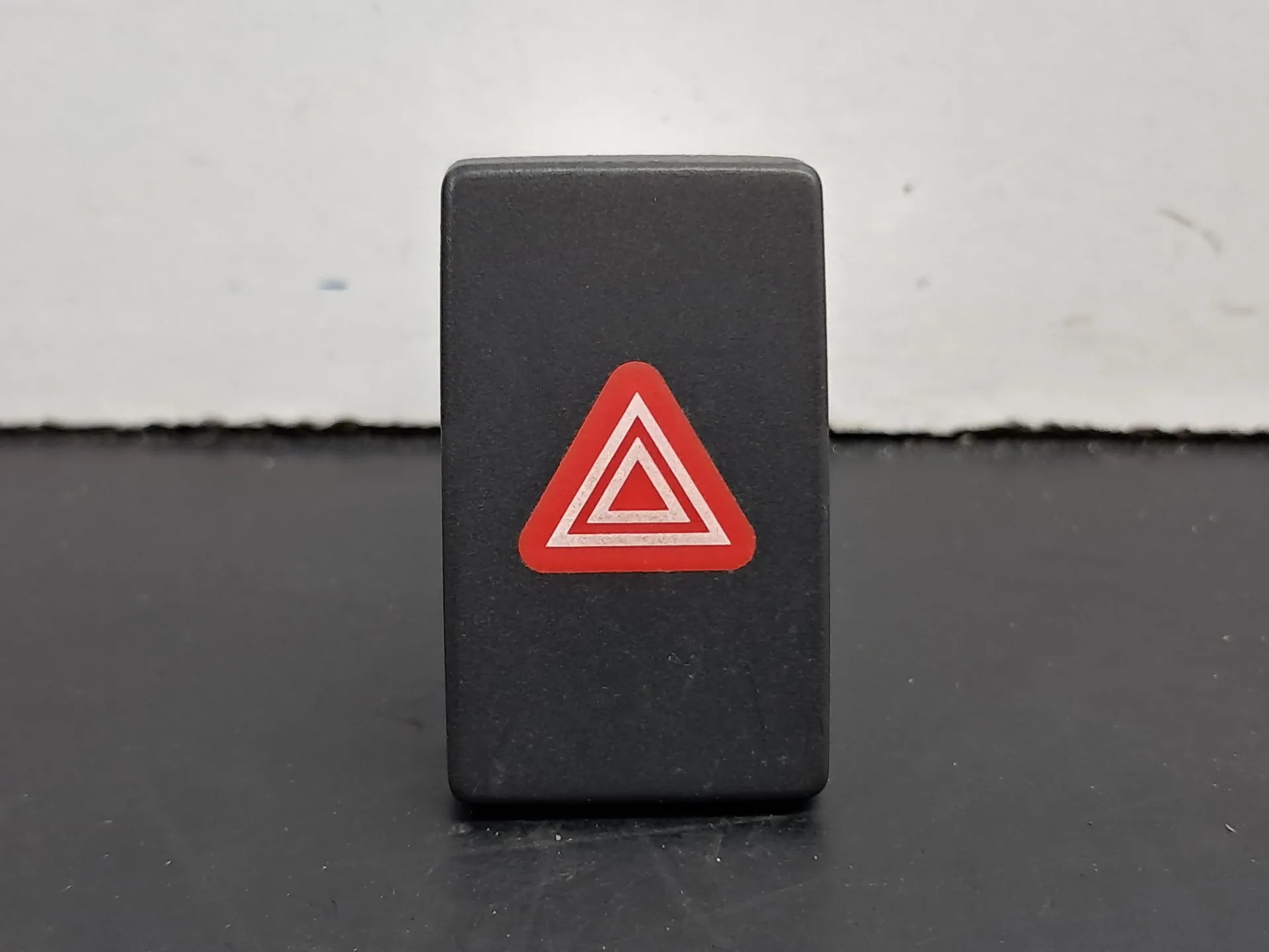 Bouton de Warning/ interrupteur 4 feux de détresse VOLKSWAGEN Golf VI (5K1) Imagem-1