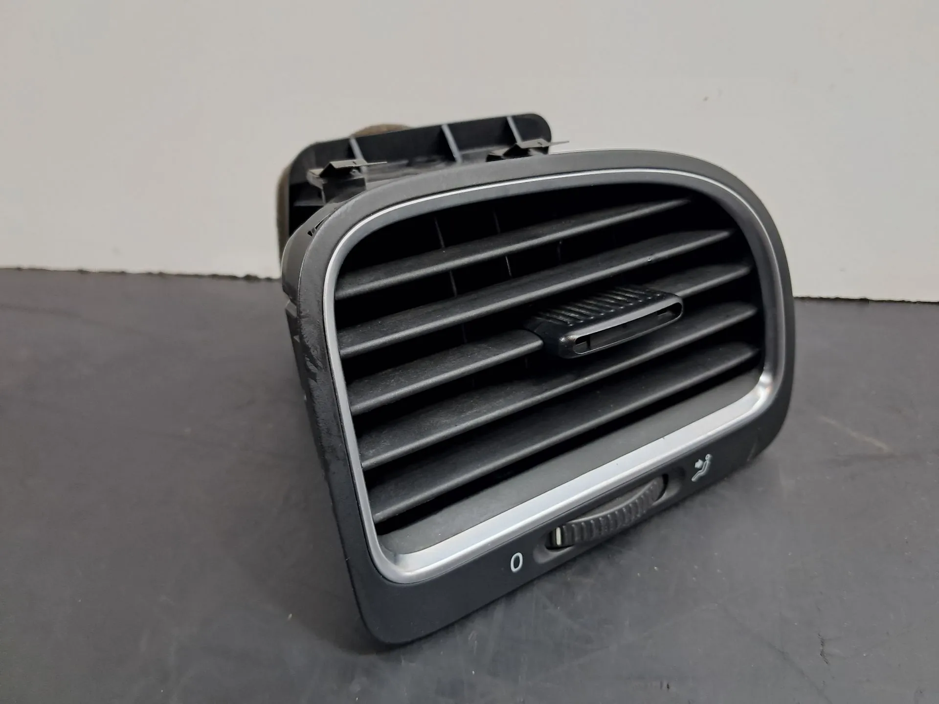 Diffuseur / sortie d’air VOLKSWAGEN Golf VI (5K1)