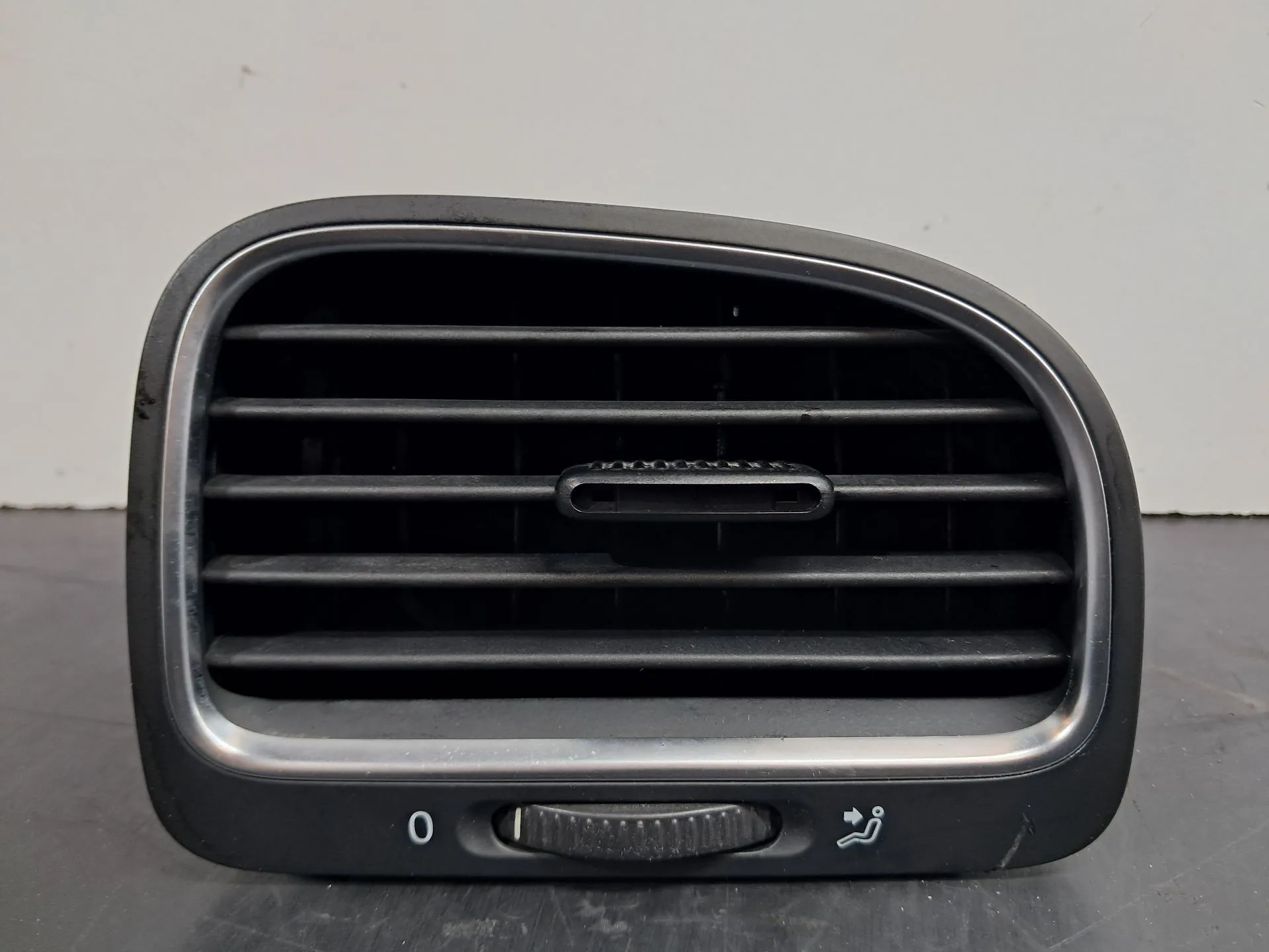 Diffuseur / sortie d’air VOLKSWAGEN Golf VI (5K1) Imagem-1