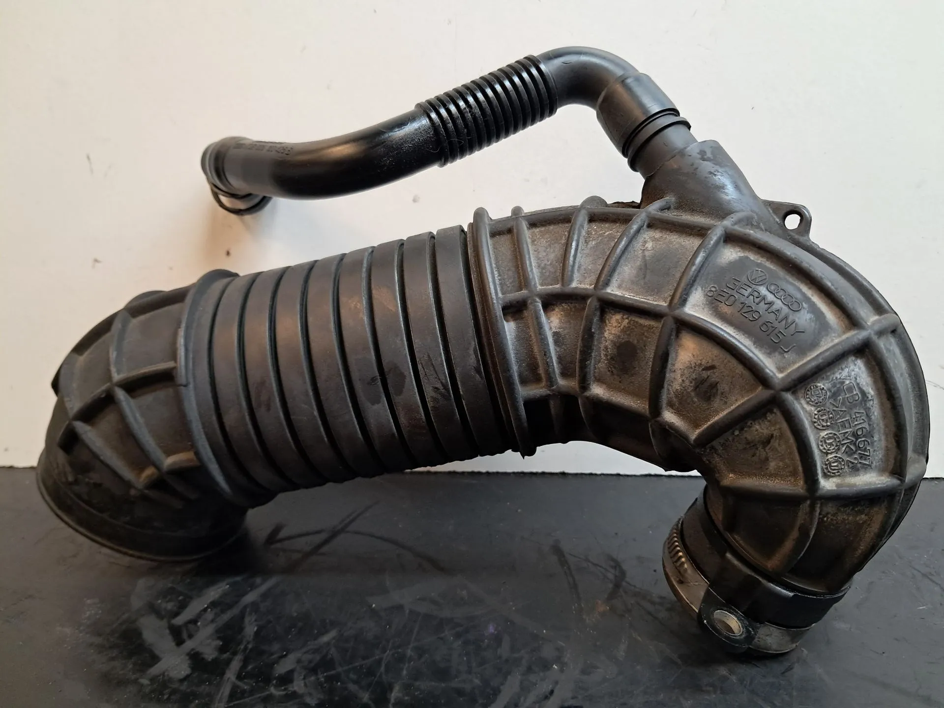 Intake pipe AUDI A4 Avant (8ED, B7)