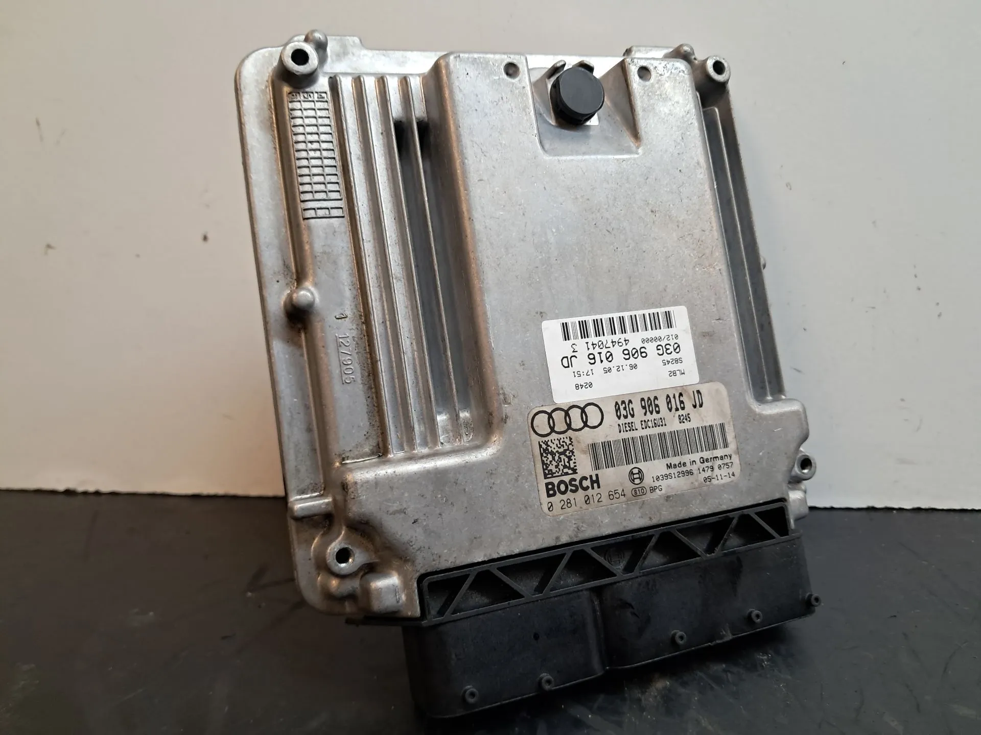 Engine control unit / ECU AUDI A4 Avant (8ED, B7)