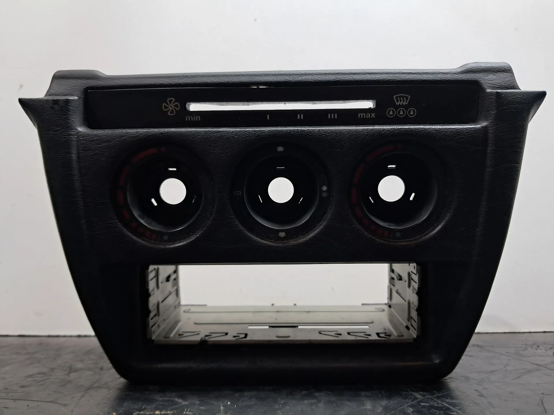 Cornice console centrale / radio / anello MERCEDES-BENZ 190 (W201) Imagem-1