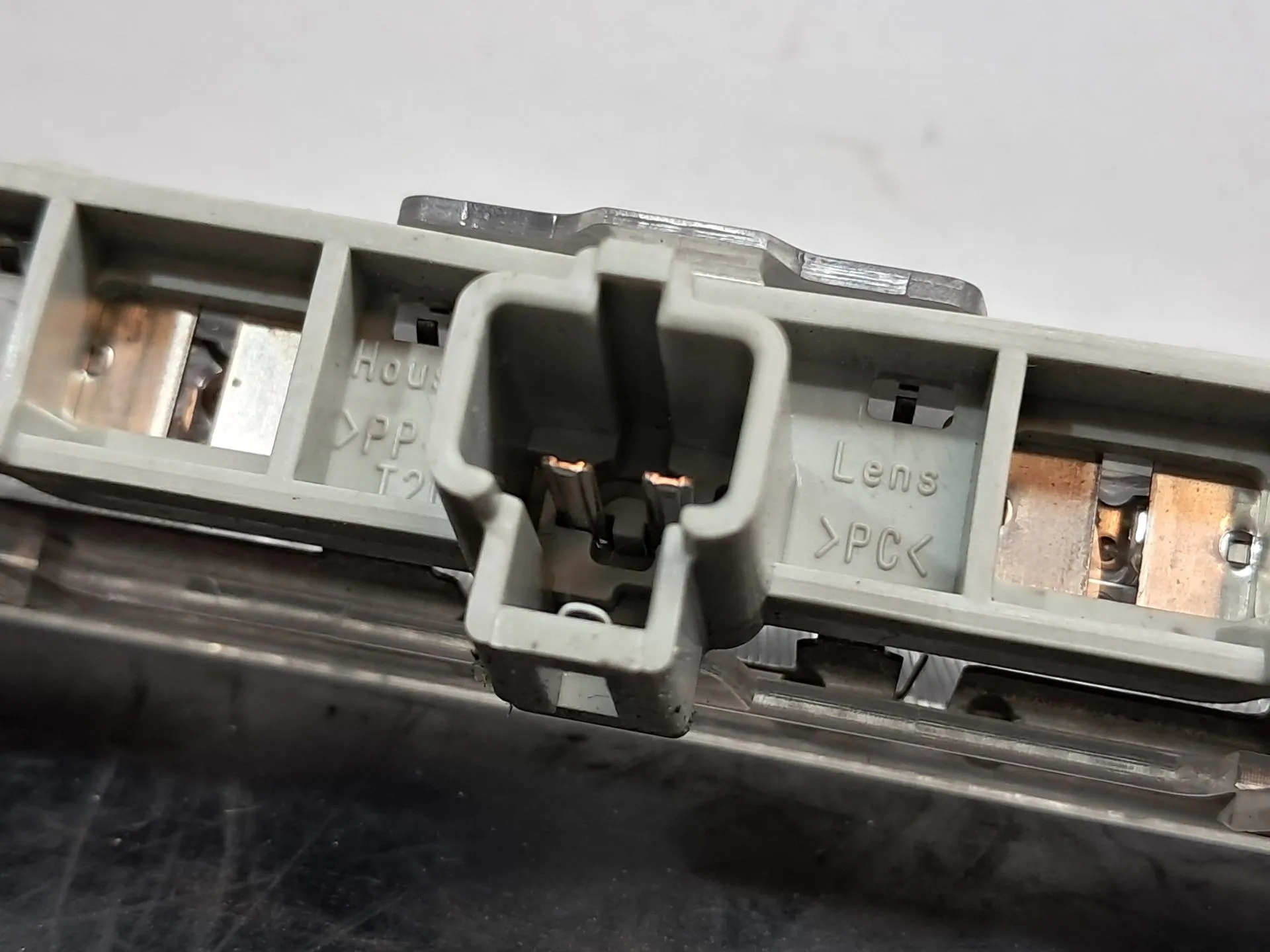 Luz stop adicional / 3º stop TOYOTA Yaris (_P9_) Imagem-5