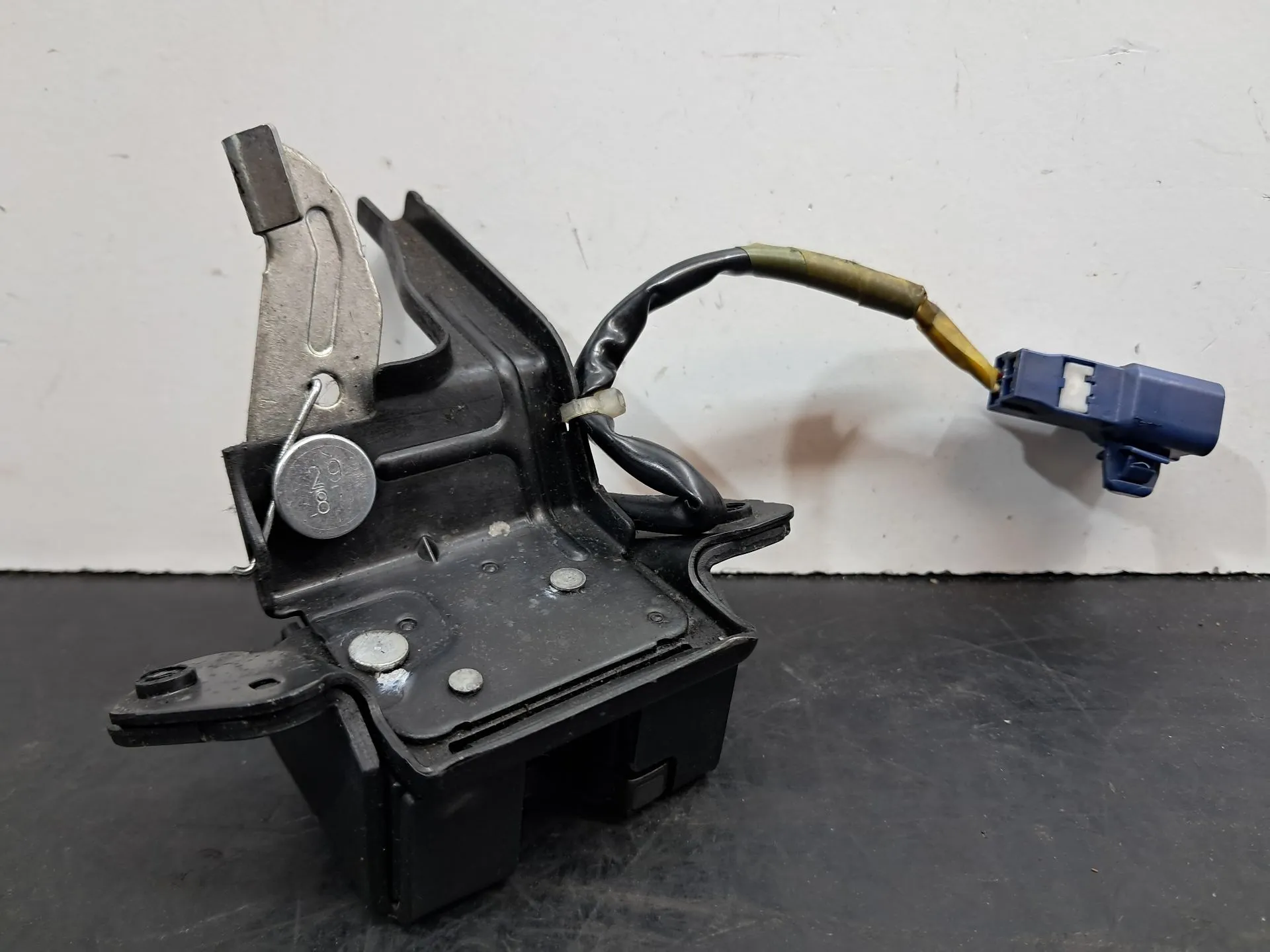 Fechadura / fecho da mala TOYOTA Yaris (_P9_)