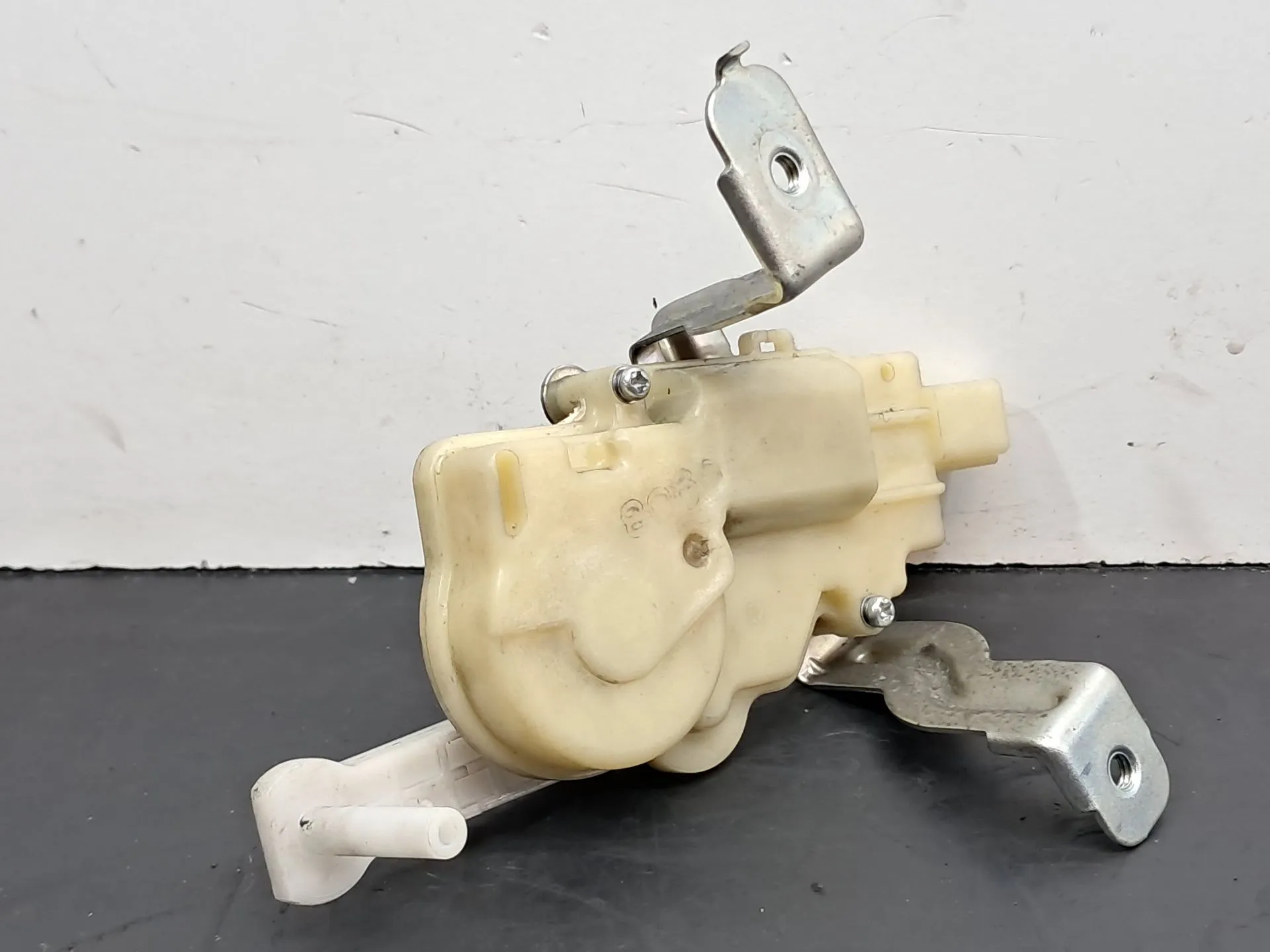Verrouillage de coffre TOYOTA Yaris (_P9_) Imagem-1