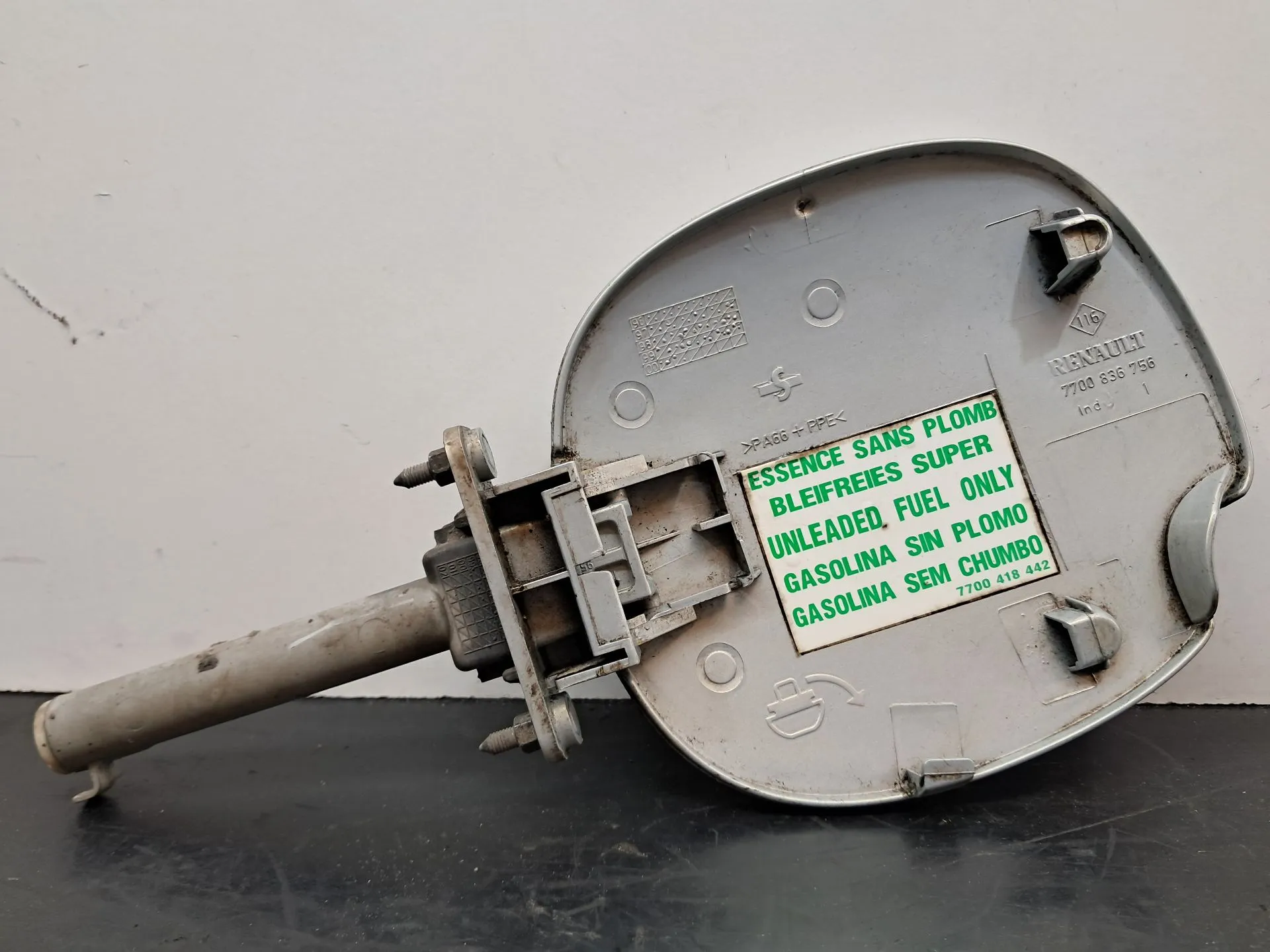 Tapa exterior combustible RENAULT Clio II (BB0/1/2_, CB0/1/2_) Imagem-1