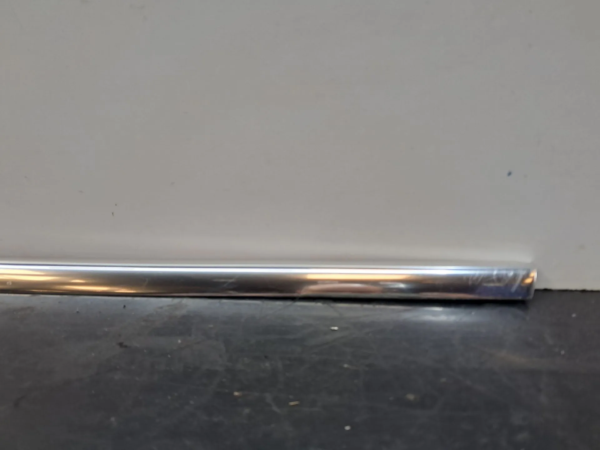 Friso painel direito AUDI A4 Avant (8K5, B8) Imagem-2