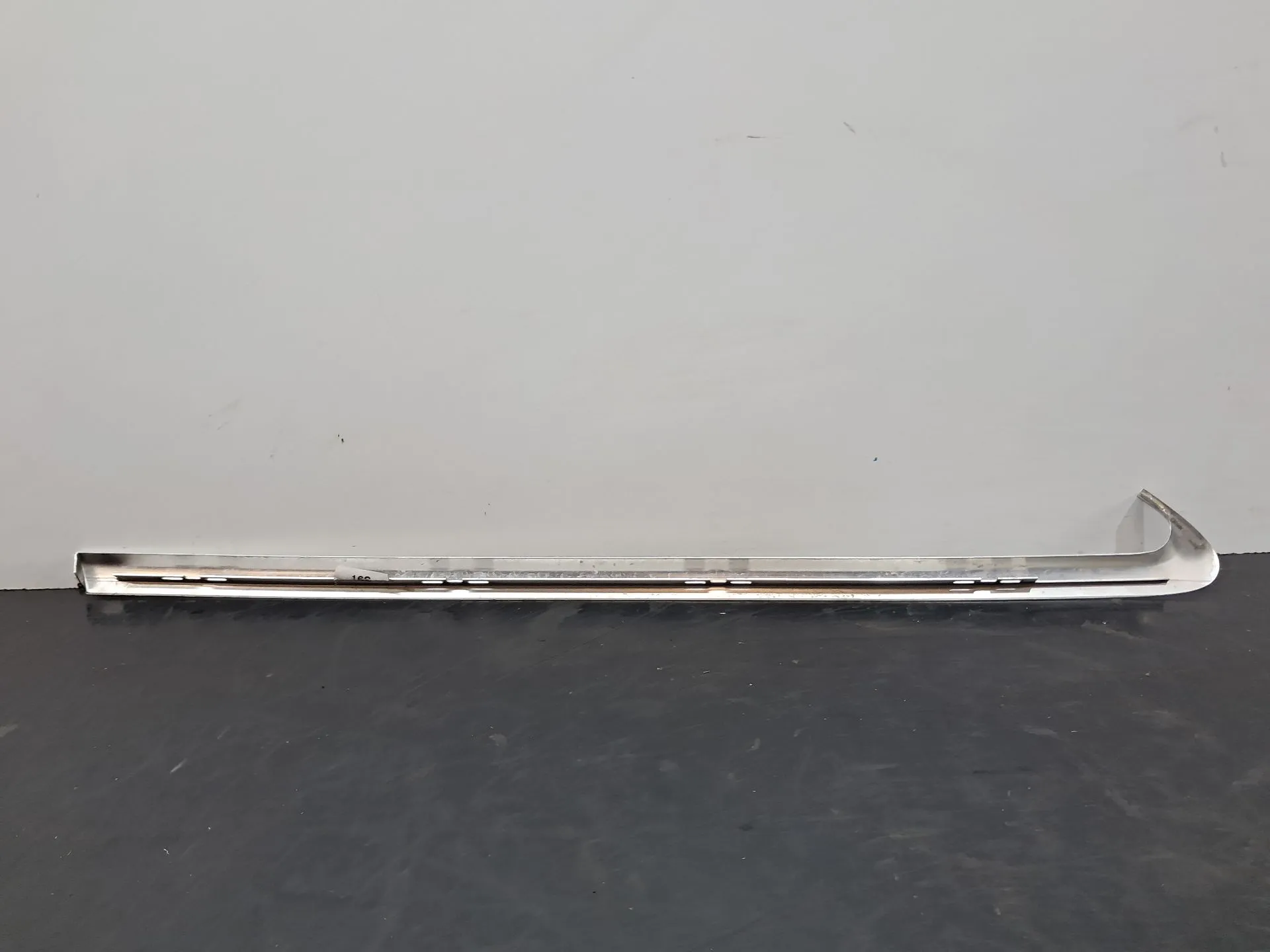 Friso painel direito AUDI A4 Avant (8K5, B8) Imagem-3