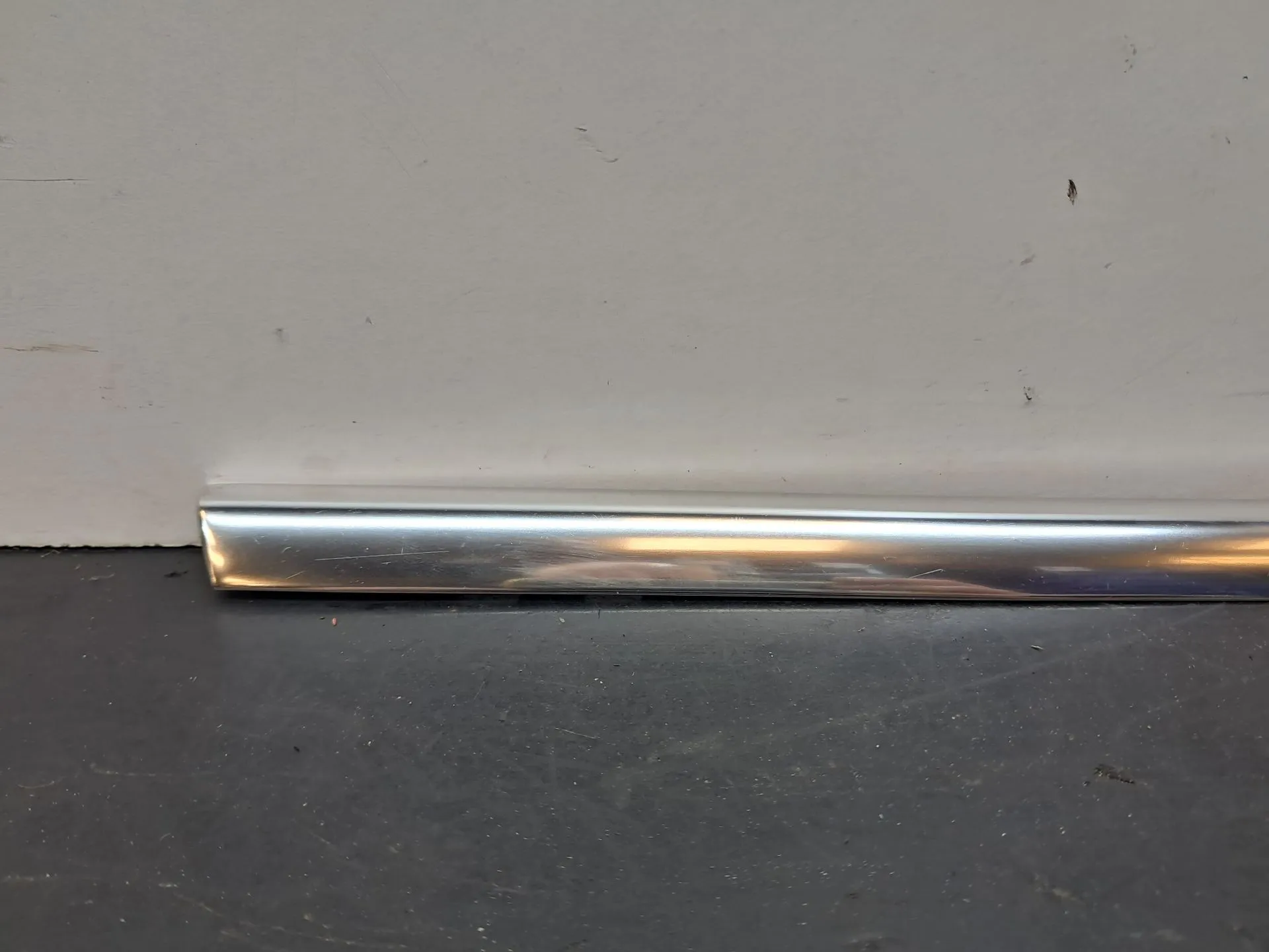 Friso painel esquerdo AUDI A4 Avant (8K5, B8) Imagem-2