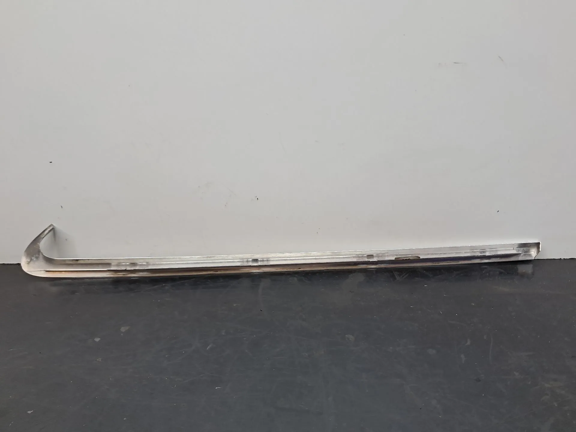 Friso painel esquerdo AUDI A4 Avant (8K5, B8) Imagem-3