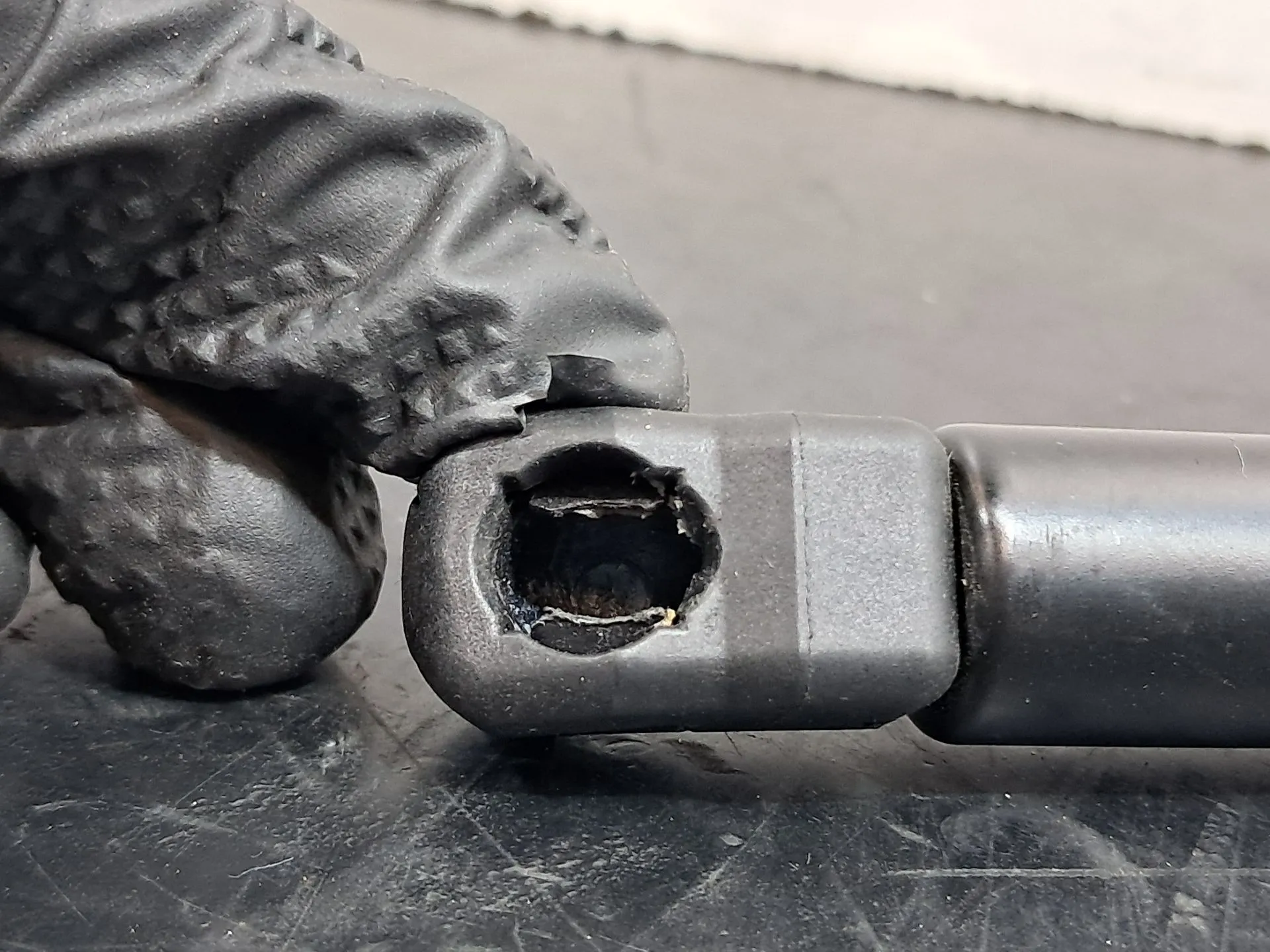 Trunk Shock Absorber DACIA Spring Imagem-3