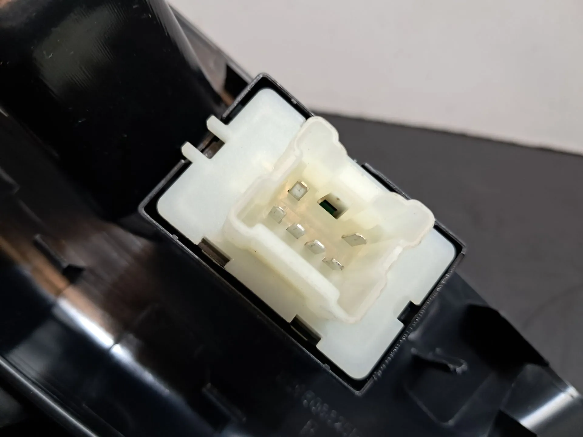 Comando / botão / interruptor vidros trás direito DACIA Spring Imagem-4