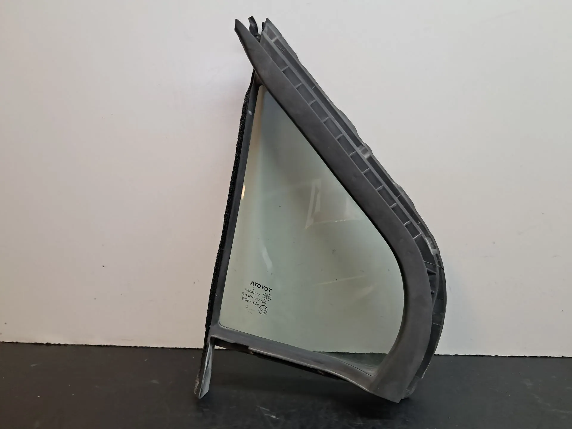 Vitre triangulaire avant gauche TOYOTA Yaris (_P13_) Imagem-1