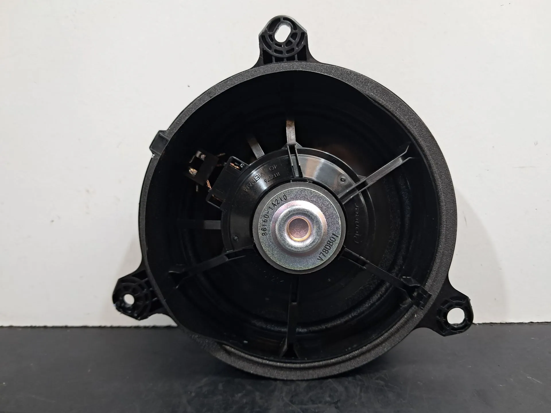 Columna de sonido TOYOTA RAV4 V (_A5_, _H5_) Imagem-1