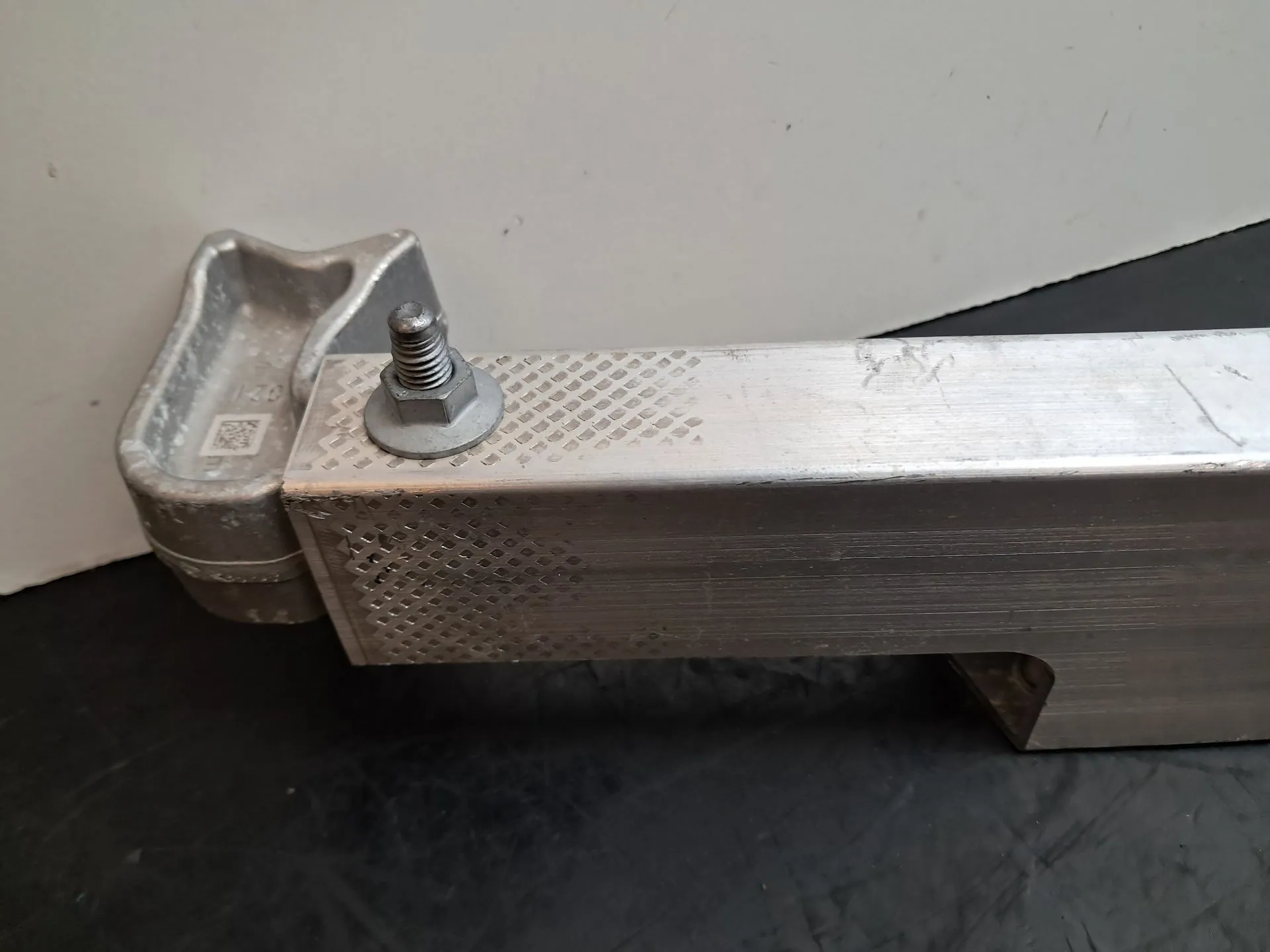 Front bumper reinforcement TESLA Model Y (5YJY) Imagem-1