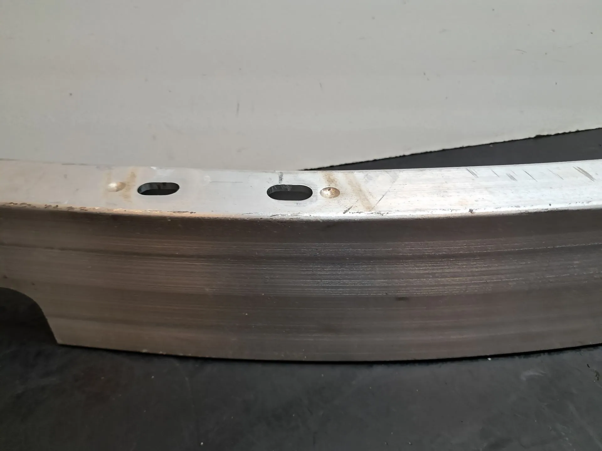 Front bumper reinforcement TESLA Model Y (5YJY) Imagem-2
