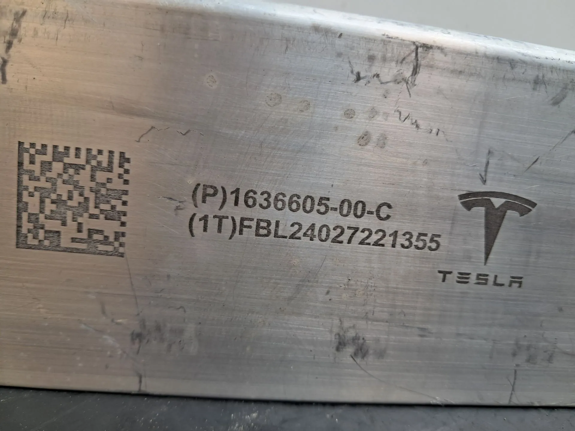 Front bumper reinforcement TESLA Model Y (5YJY) Imagem-1