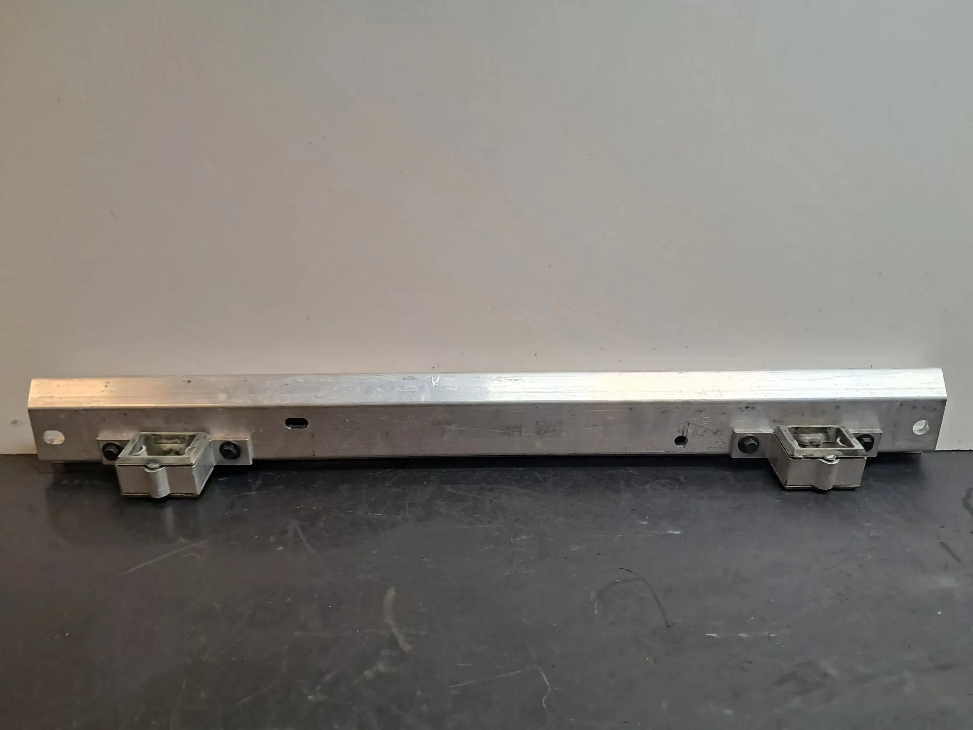 Front bumper reinforcement TESLA Model Y (5YJY) Imagem-2