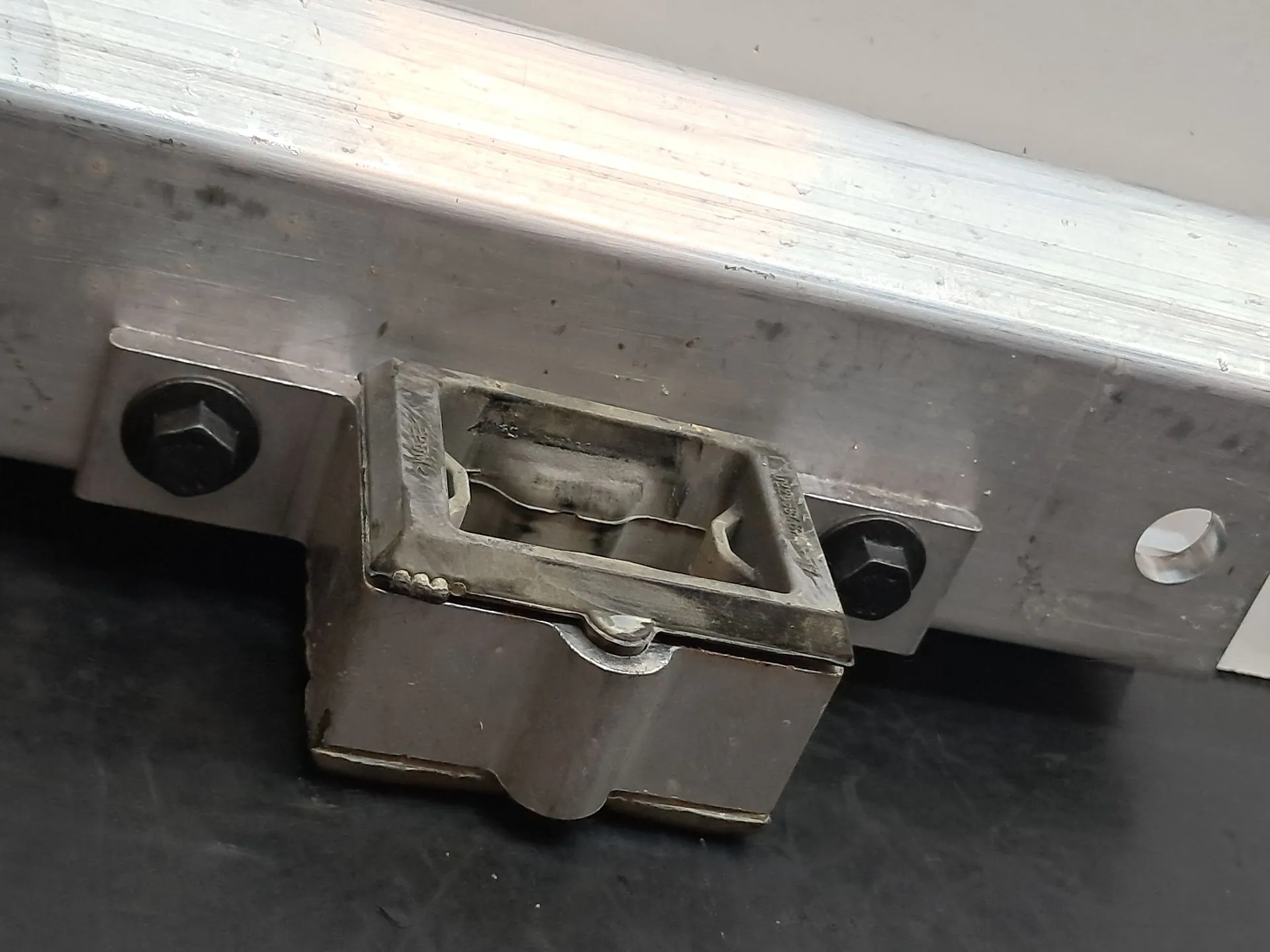Front bumper reinforcement TESLA Model Y (5YJY) Imagem-4