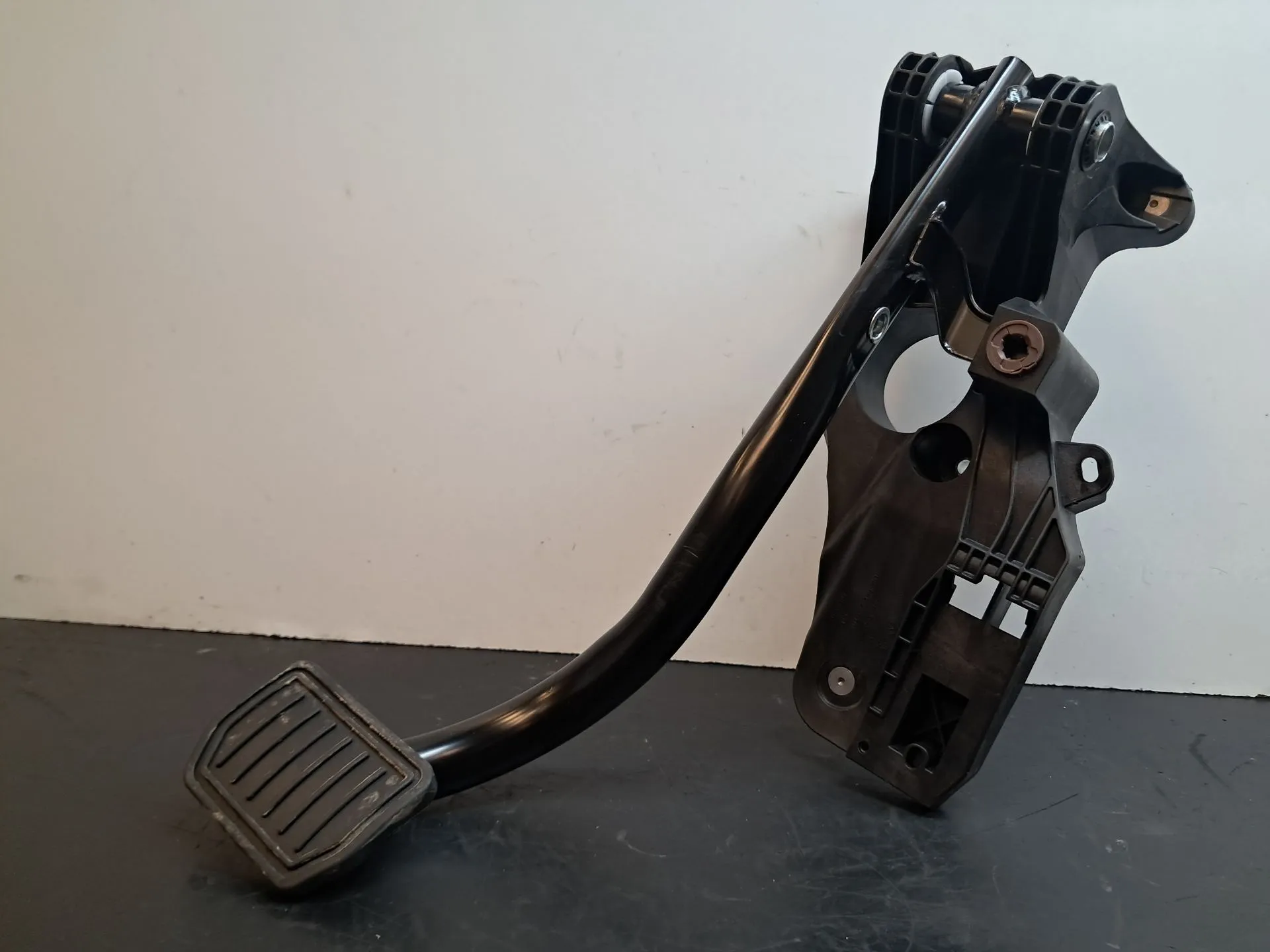 Pedal do travão TESLA Model Y (5YJY)