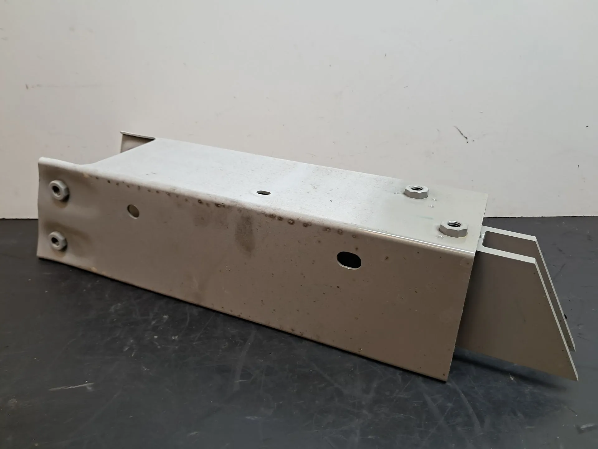 Front bumper reinforcement TESLA Model Y (5YJY) Imagem-1