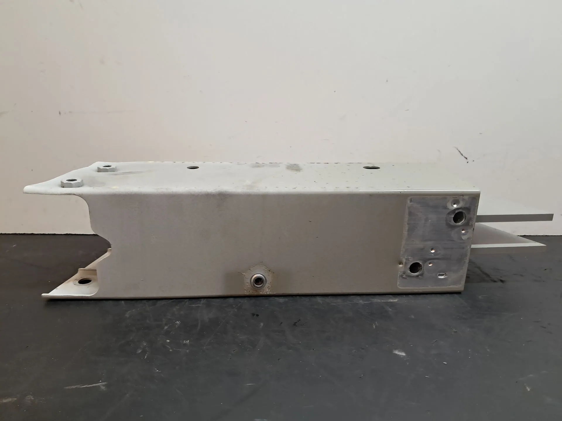 Front bumper reinforcement TESLA Model Y (5YJY) Imagem-2