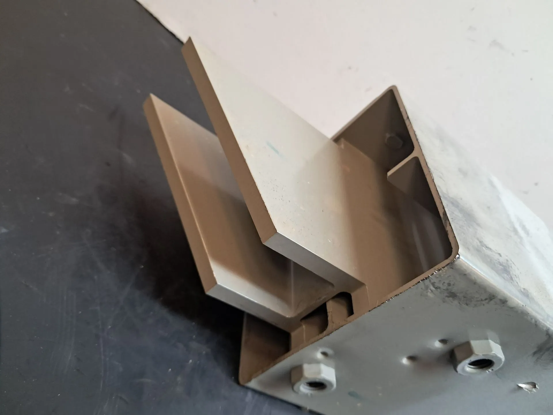 Front bumper reinforcement TESLA Model Y (5YJY) Imagem-1