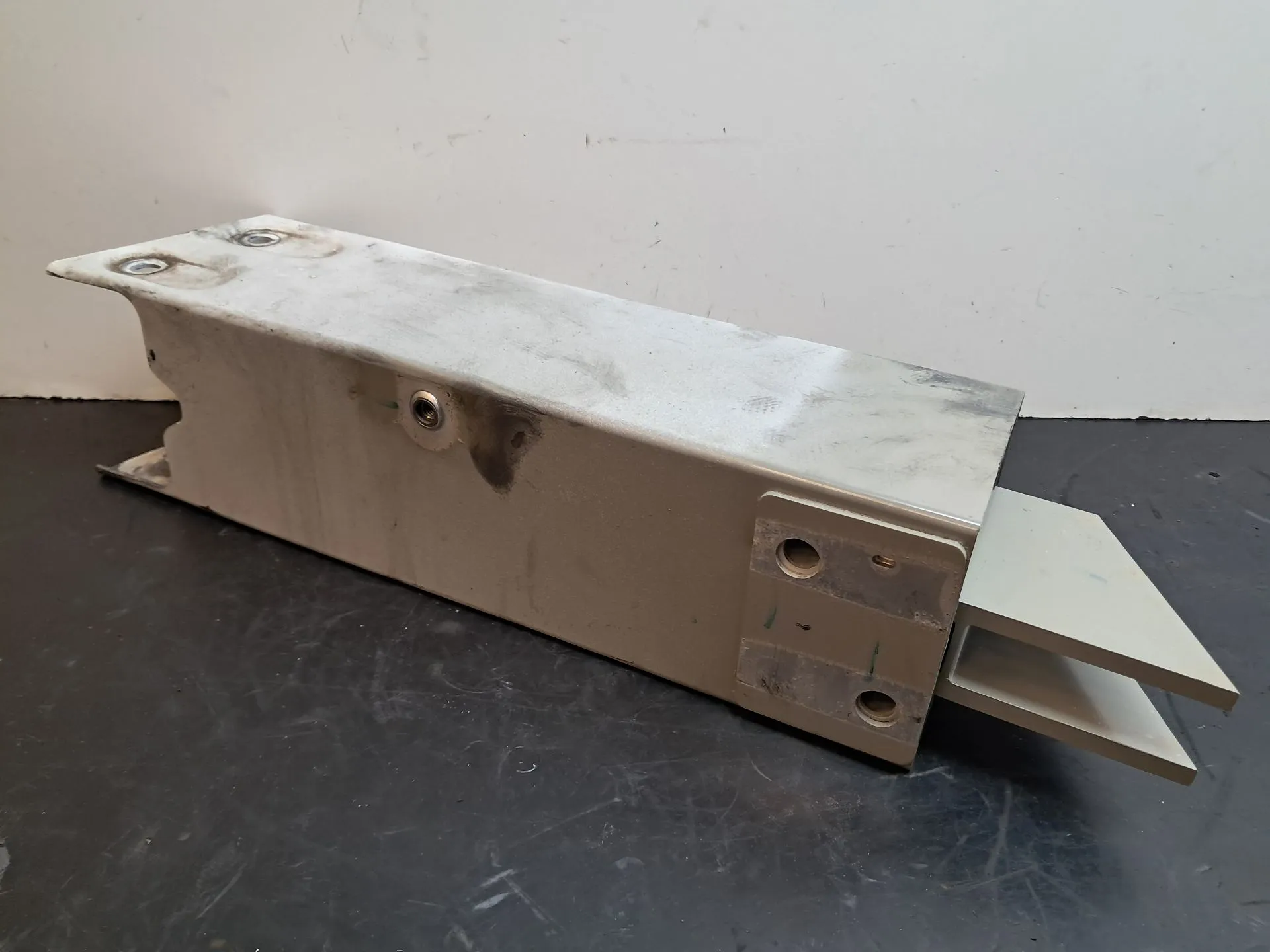 Front bumper reinforcement TESLA Model Y (5YJY) Imagem-4