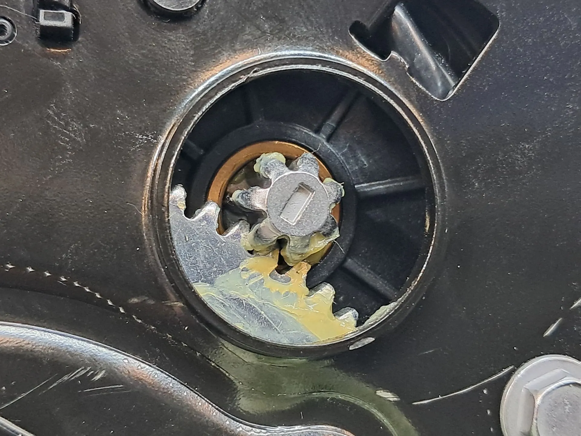 Fechadura / fecho da mala TESLA Model Y (5YJY) Imagem-3