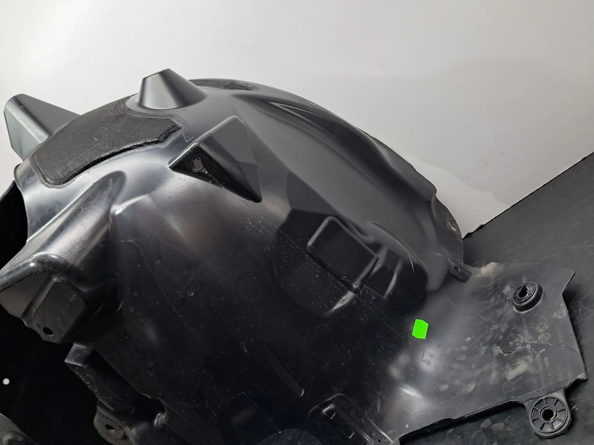 Front wheel arch right TESLA Model Y (5YJY) Imagem-1