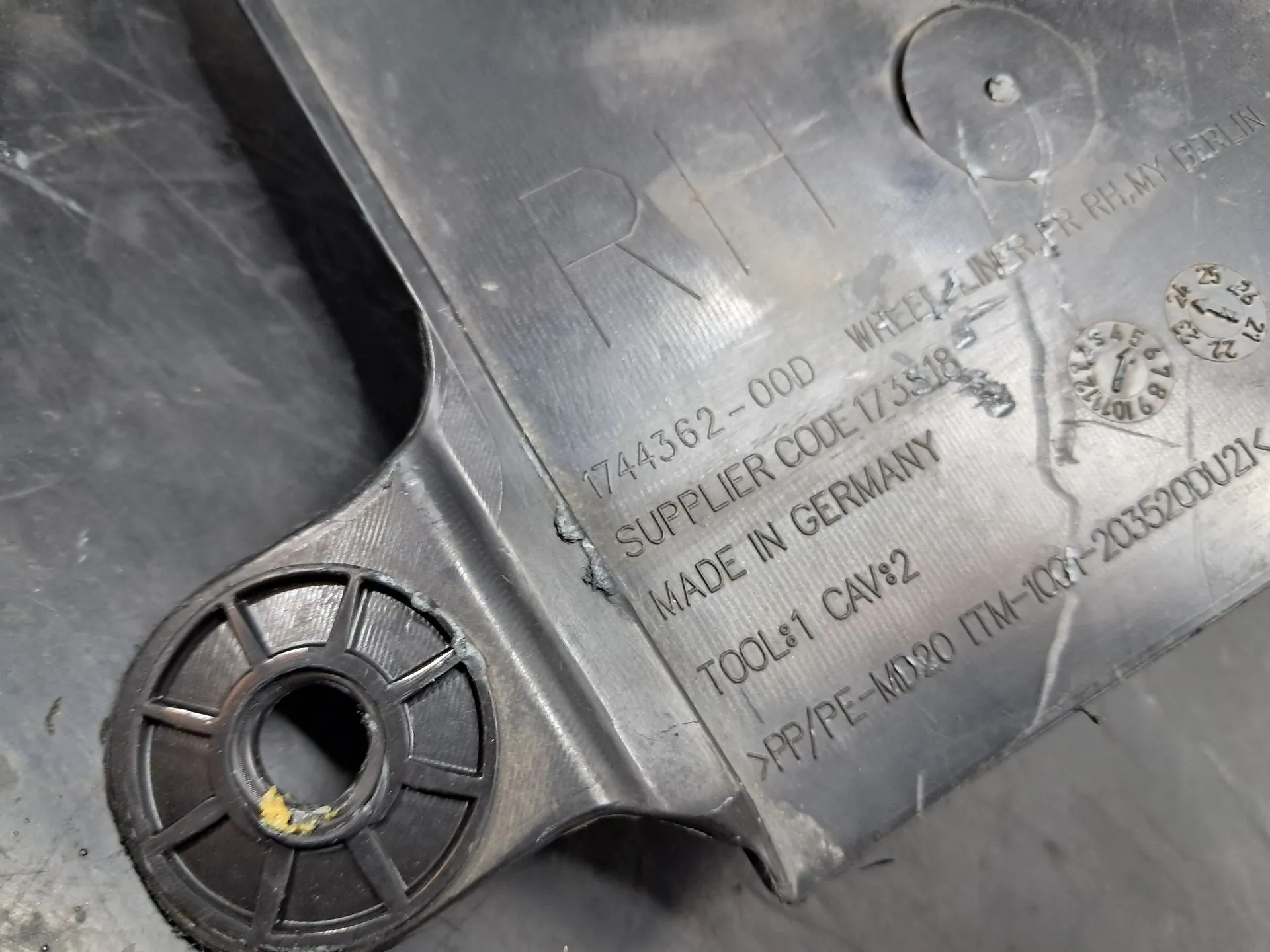 Front wheel arch right TESLA Model Y (5YJY) Imagem-3