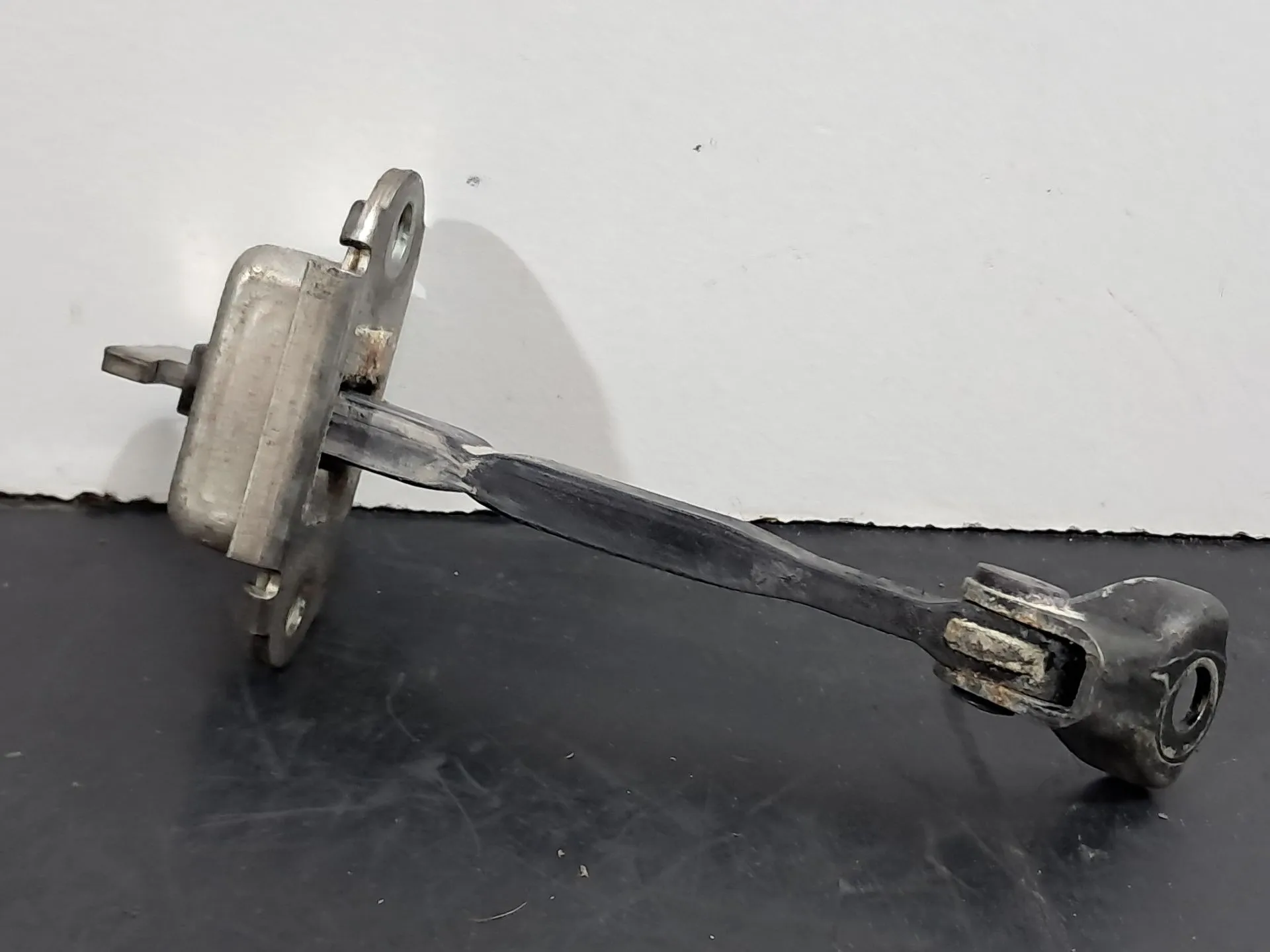 Left front Door limiter  TOYOTA Yaris (_P9_)
