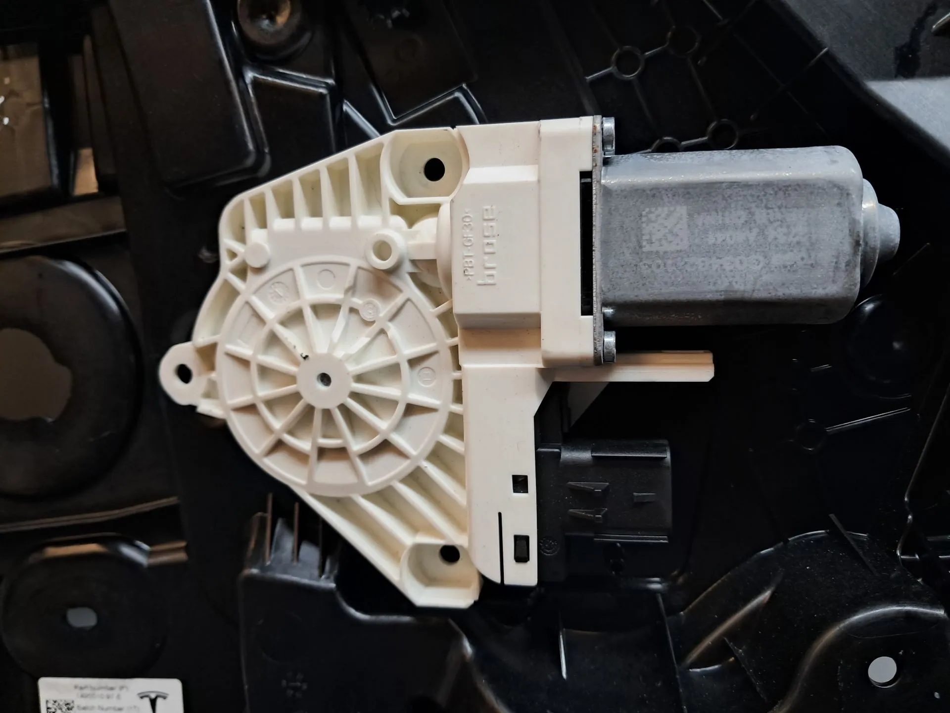 Elevador vidros frente esquerdo TESLA Model Y (5YJY) Imagem-3