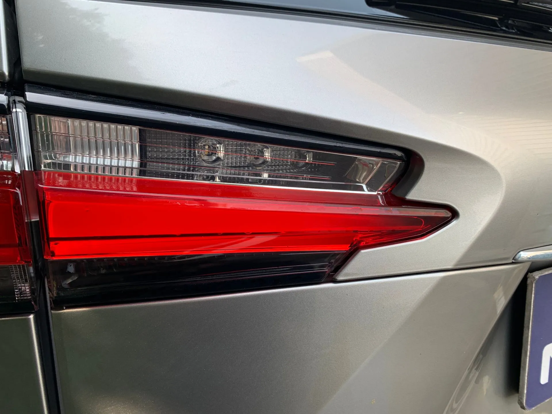 Farolim da mala esquerdo LEXUS NX (_Z1_)