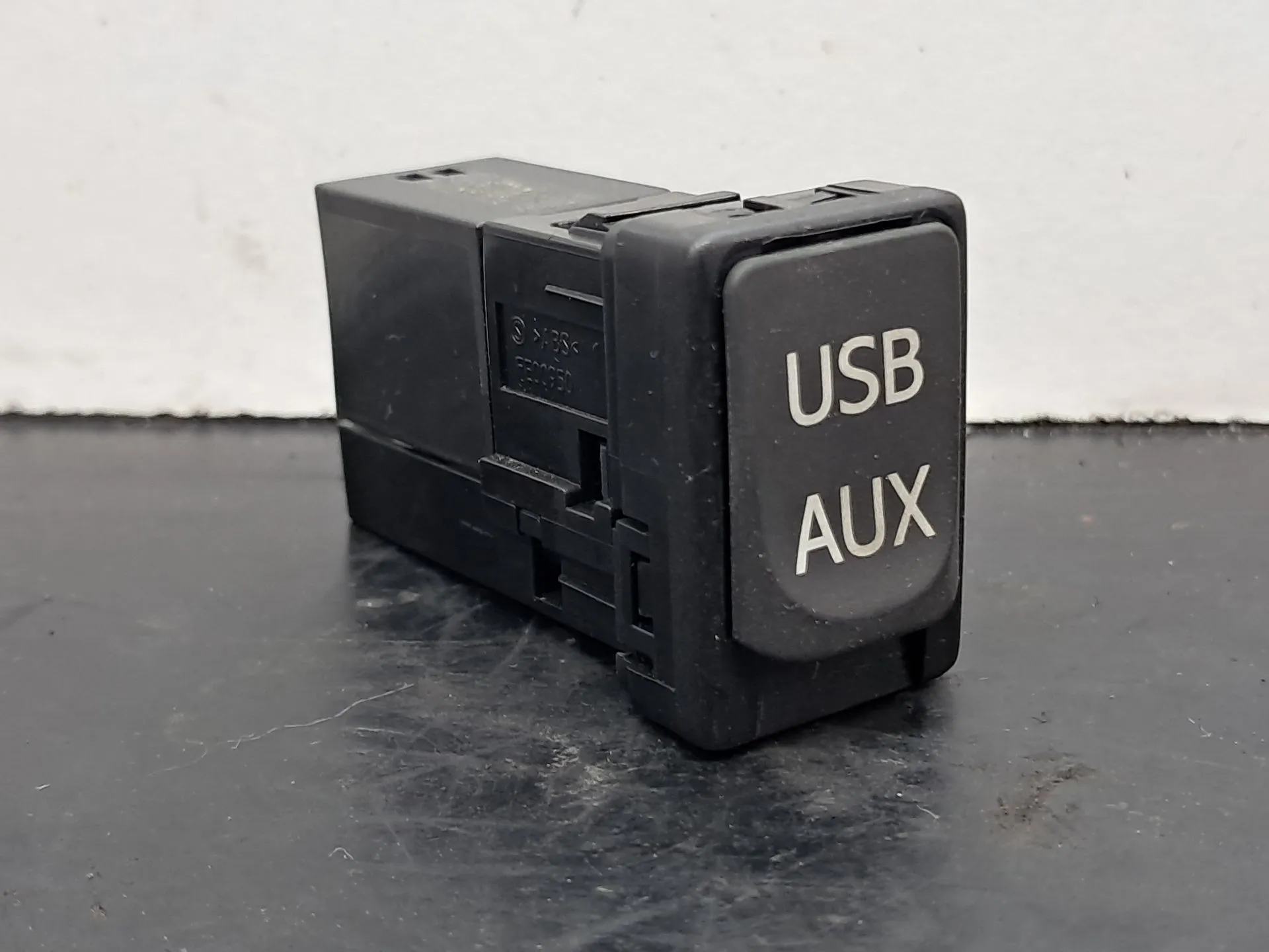 Módulo USB / AUX / IPOD TOYOTA Auris Hatchback (_E15_)