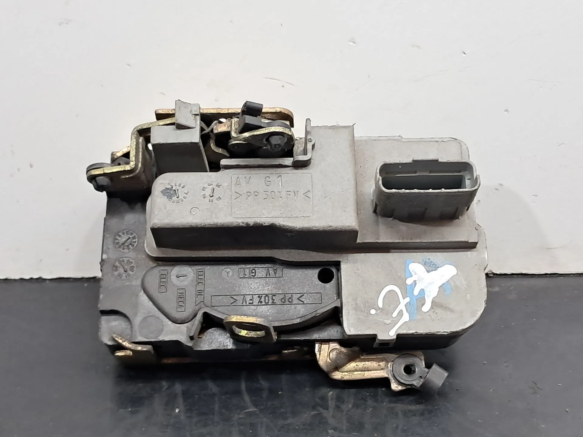 MAGNETI MARELLI Lève-vitre Avant Gauche électrique avec moteur électrique convient pour PEUGEOT 206 3/5 portes (2A/C) 9221E9 ACQ0157 350103171000 350103170157