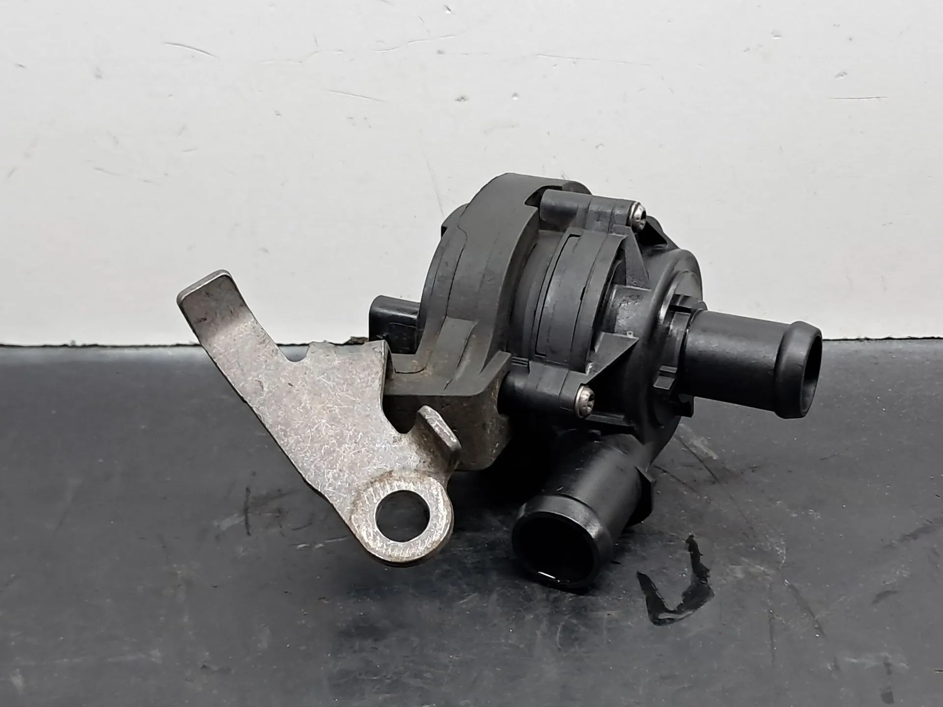 Bomba de água adicional VOLKSWAGEN Tiguan (AD1, AX1) Imagem-1