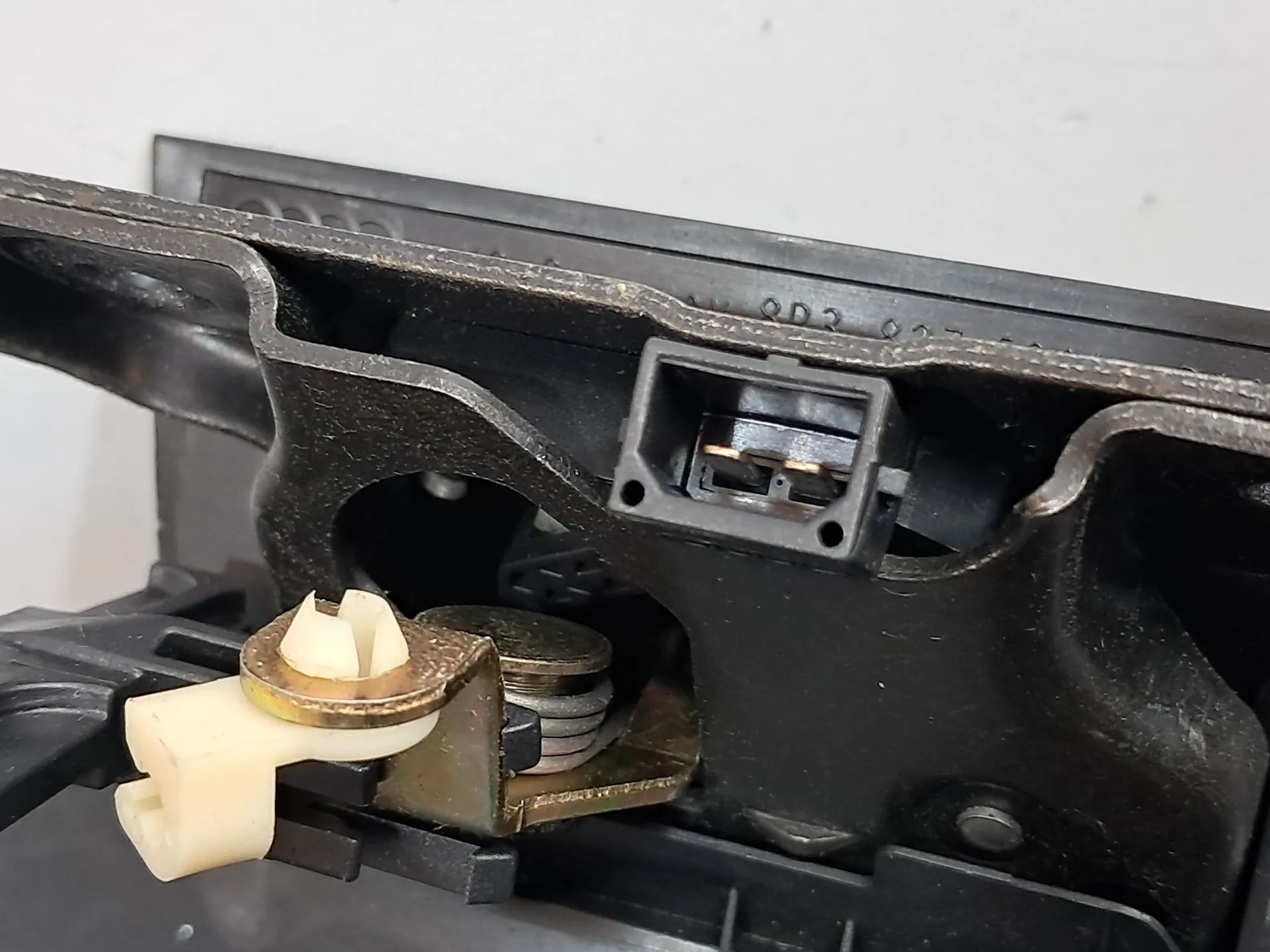 Serrure / verrou coffre AUDI A3 (8P1) Imagem-1